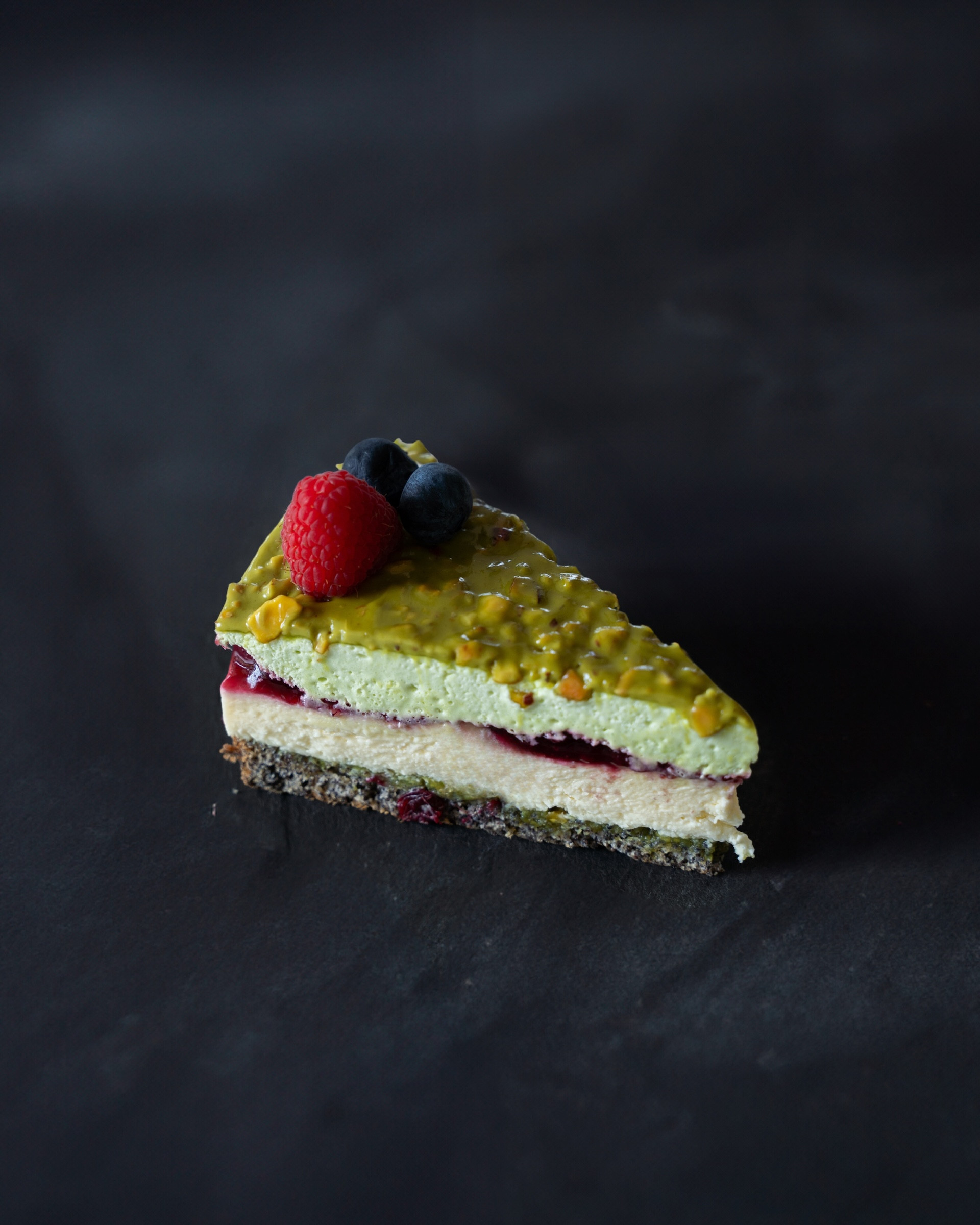 Tortica Pistacija, borovnica, mak, bela čokolada