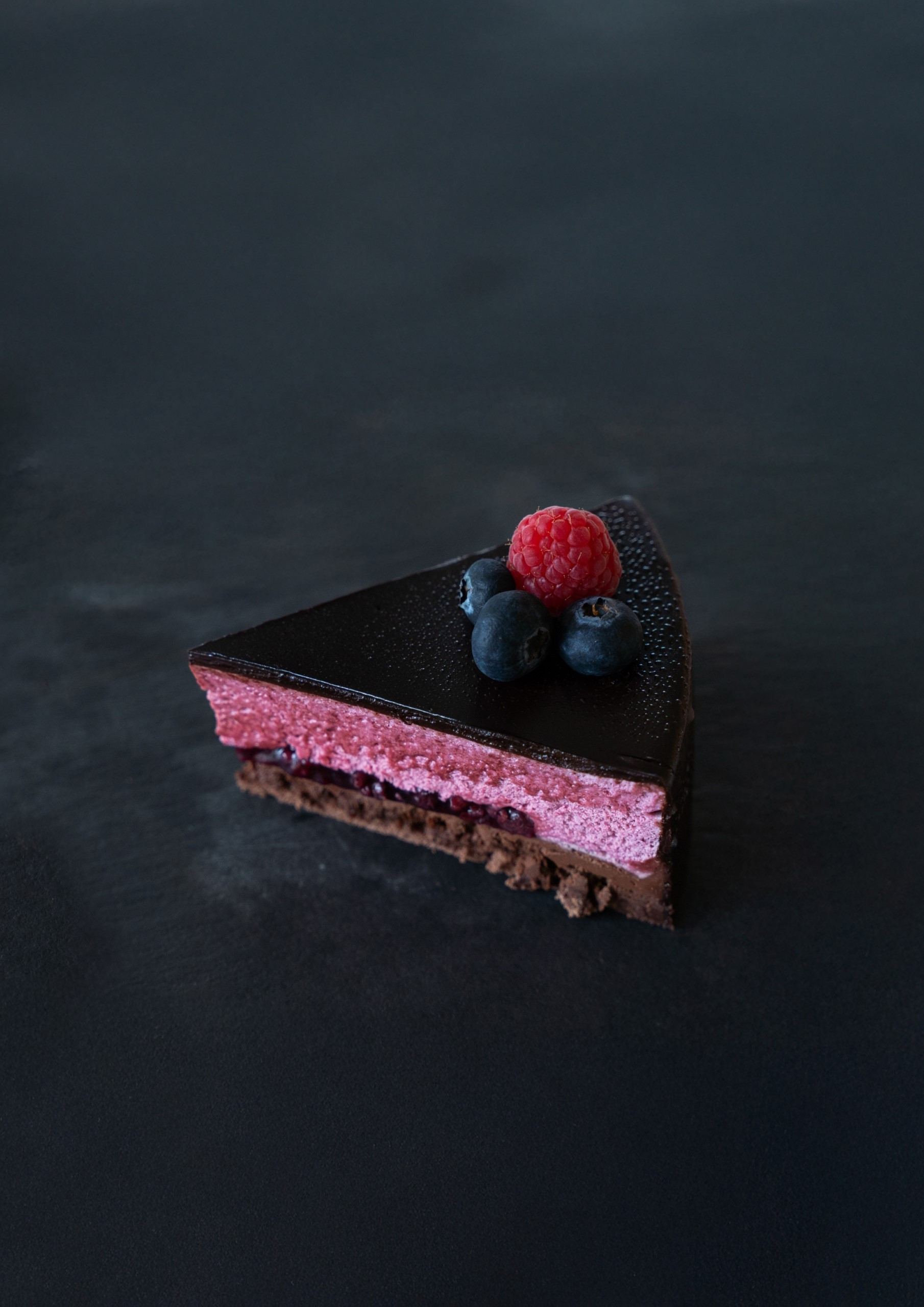 Tortica čokolada z gozdnimi sadeži