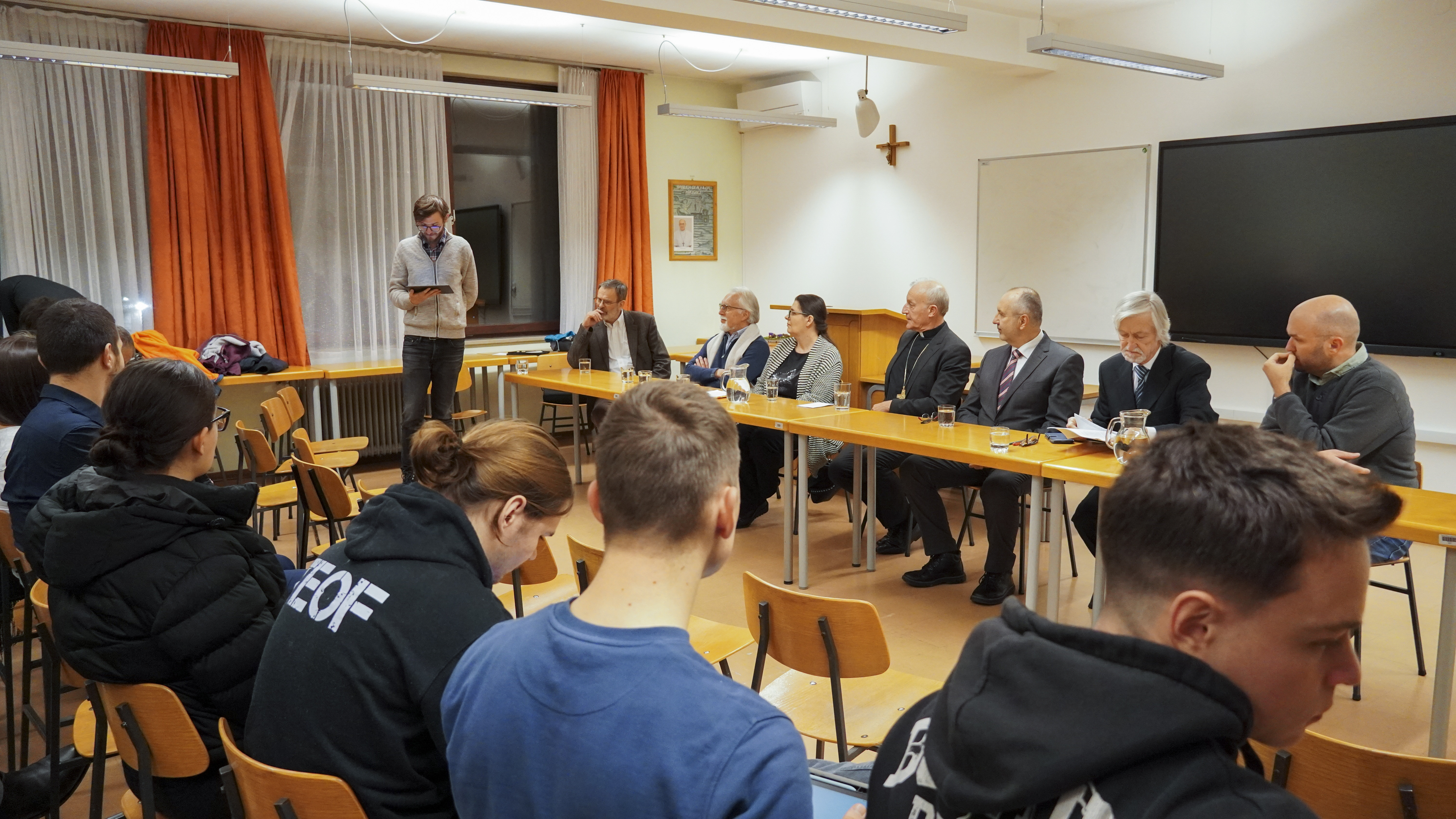 Okrogla miza - Vloga vernikov pri graditvi miru v sodobni pluralni družbi