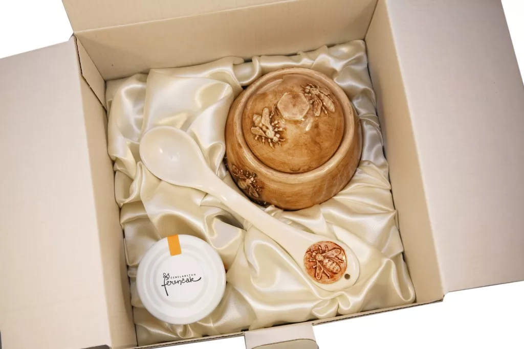 Darilna embalaža z ročno izdelano posodo za med in žlico ter kozarčkom domačega medu