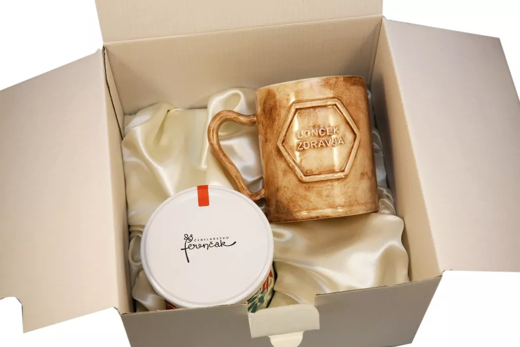 Domači med z ročno izdelanim keramičnim lončkom za čaj