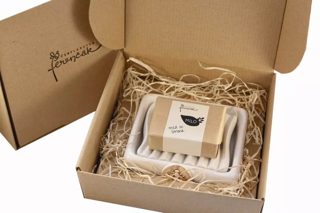 Milo na ročno izdelanem keramičnem milniku v darilni embalaži