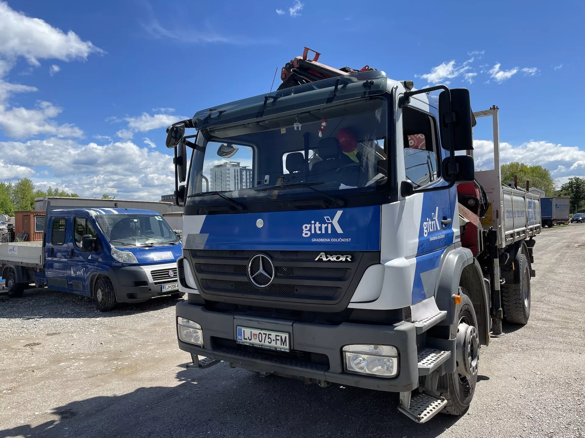 Gitri z izvedenimi aplikacijami nove celostne podobe zasijal v polni luči