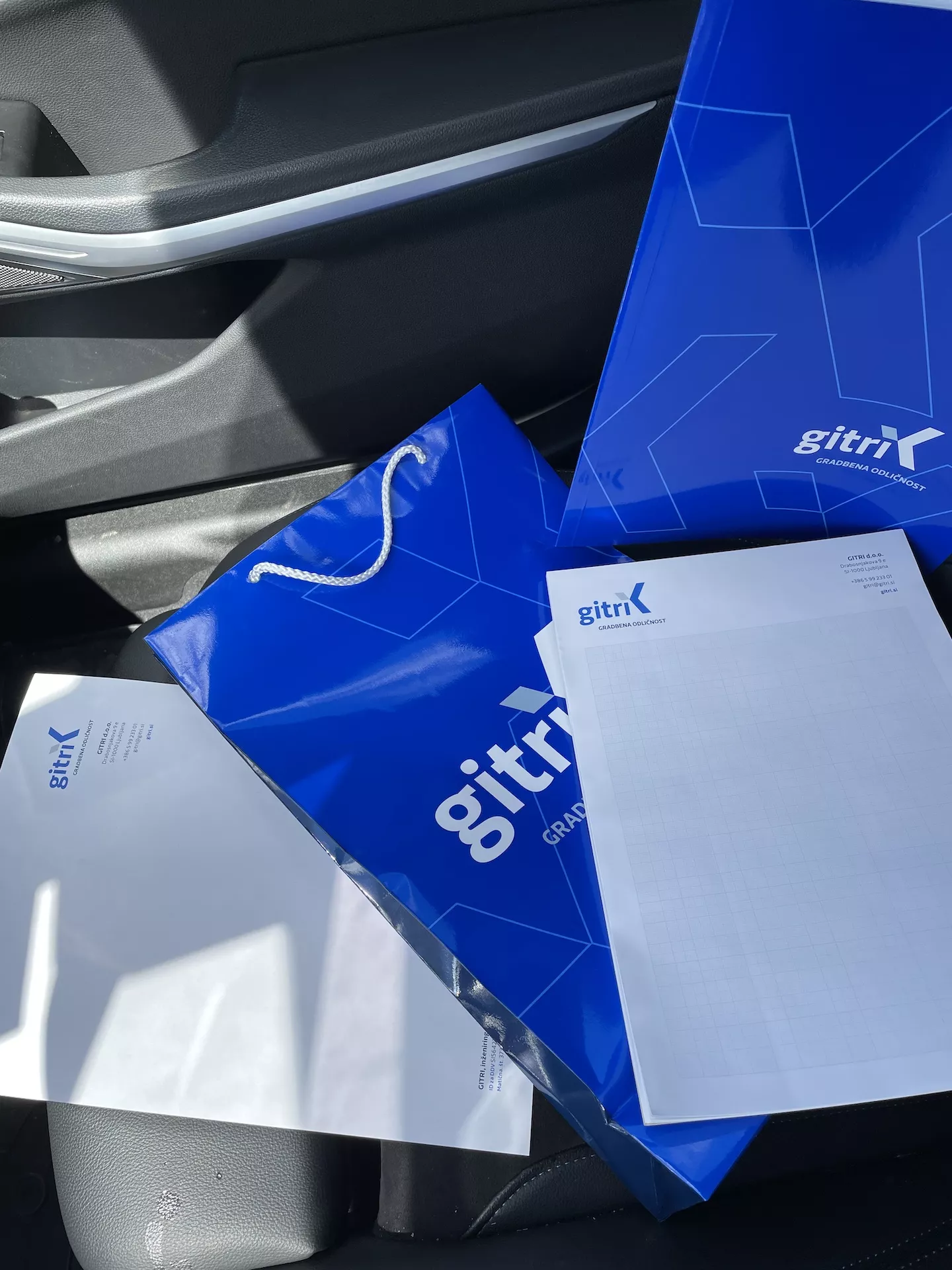 Gitri z izvedenimi aplikacijami nove celostne podobe zasijal v polni luči