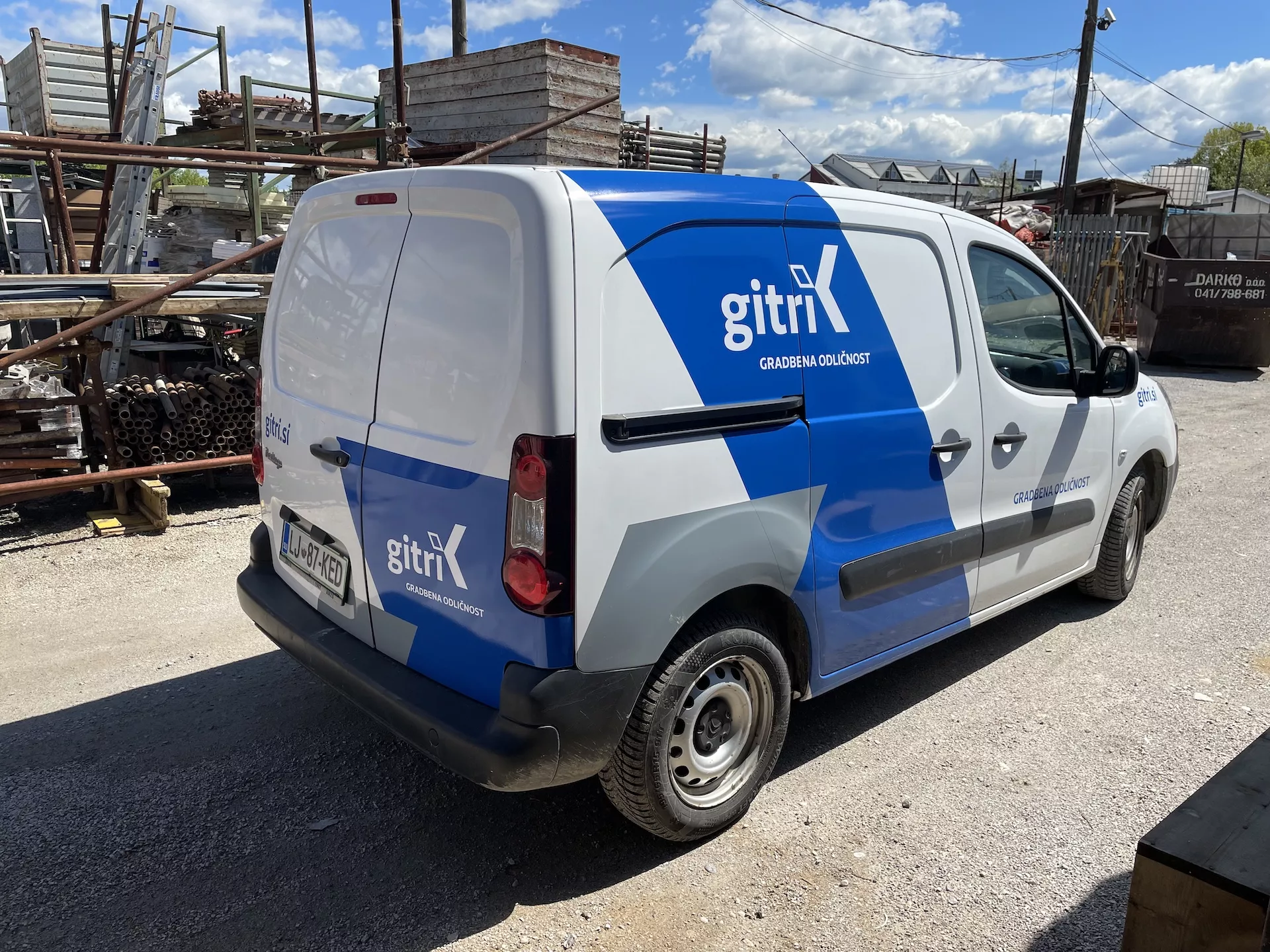 Gitri z izvedenimi aplikacijami nove celostne podobe zasijal v polni luči