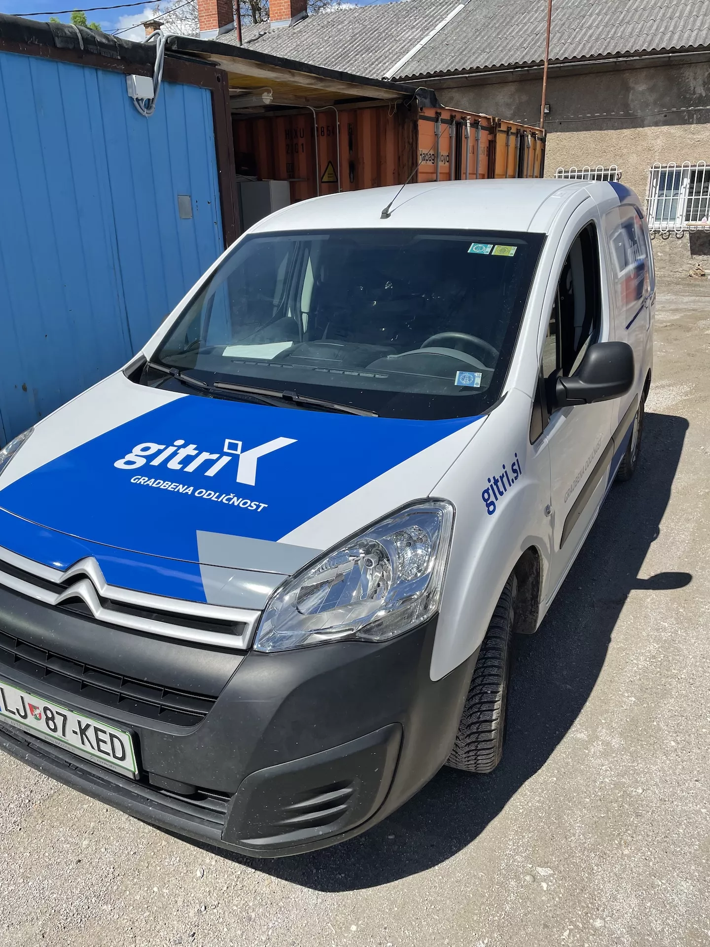 Gitri z izvedenimi aplikacijami nove celostne podobe zasijal v polni luči