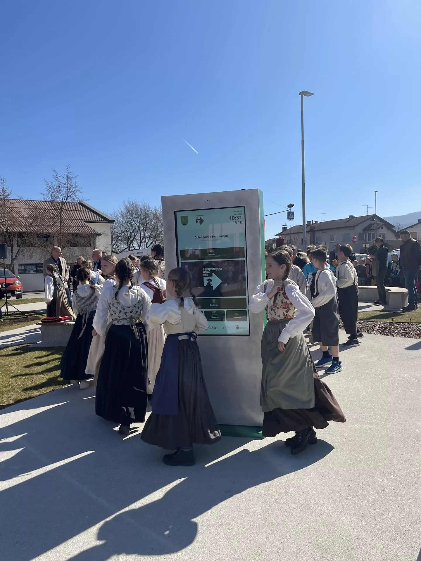 Otvoritev Šentjernejske učne poti z zaslonom Litebox