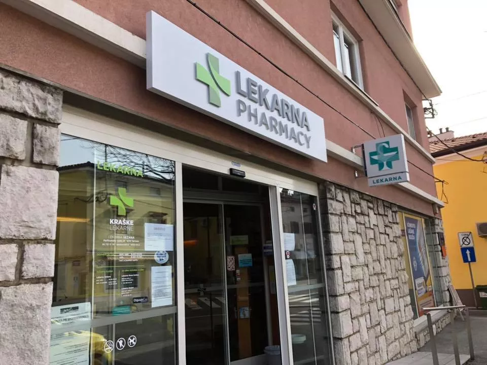 Začetek montaže novih svetlobnih napisov Kraških lekarn