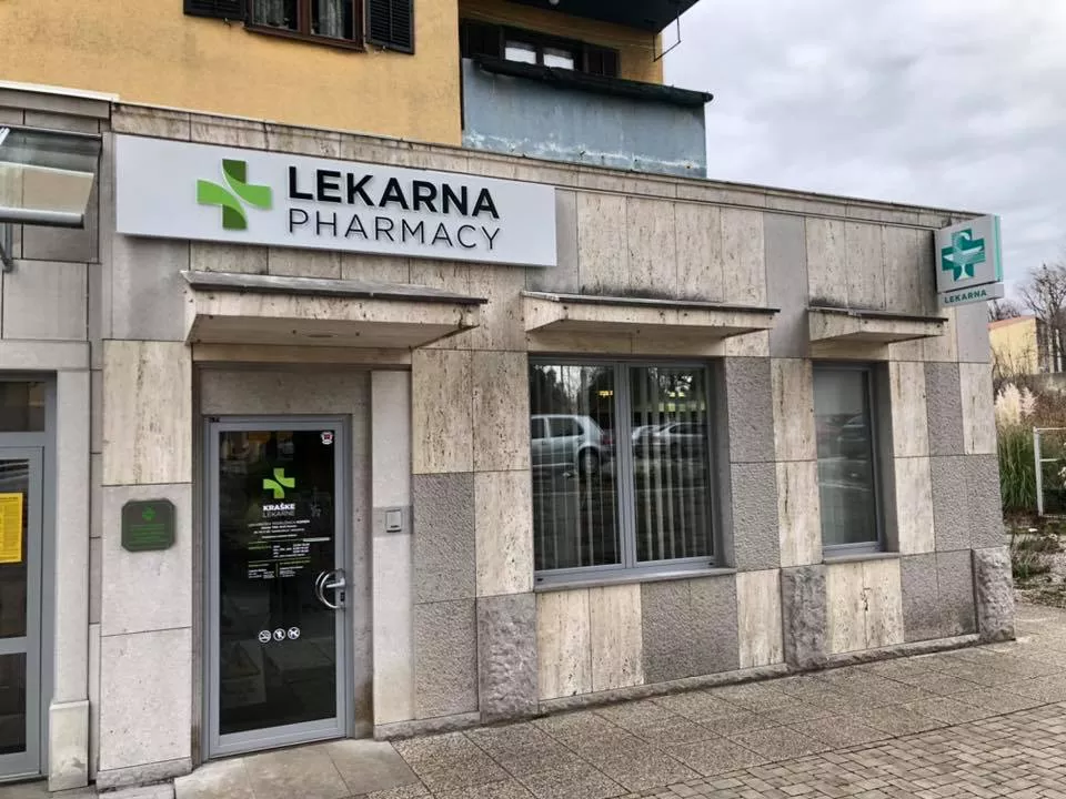 Začetek montaže novih svetlobnih napisov Kraških lekarn