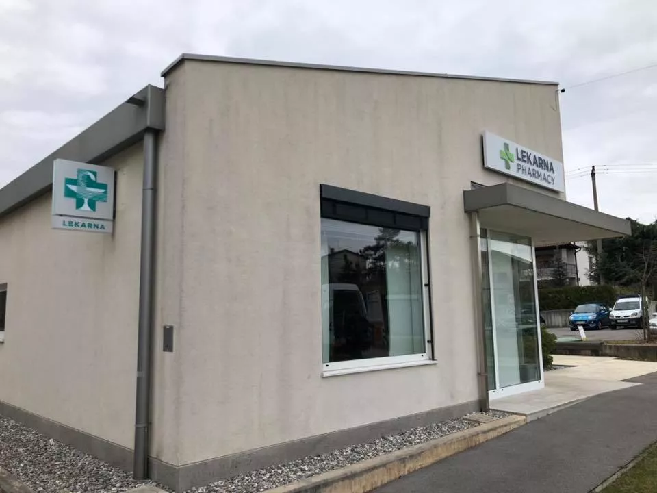 Začetek montaže novih svetlobnih napisov Kraških lekarn