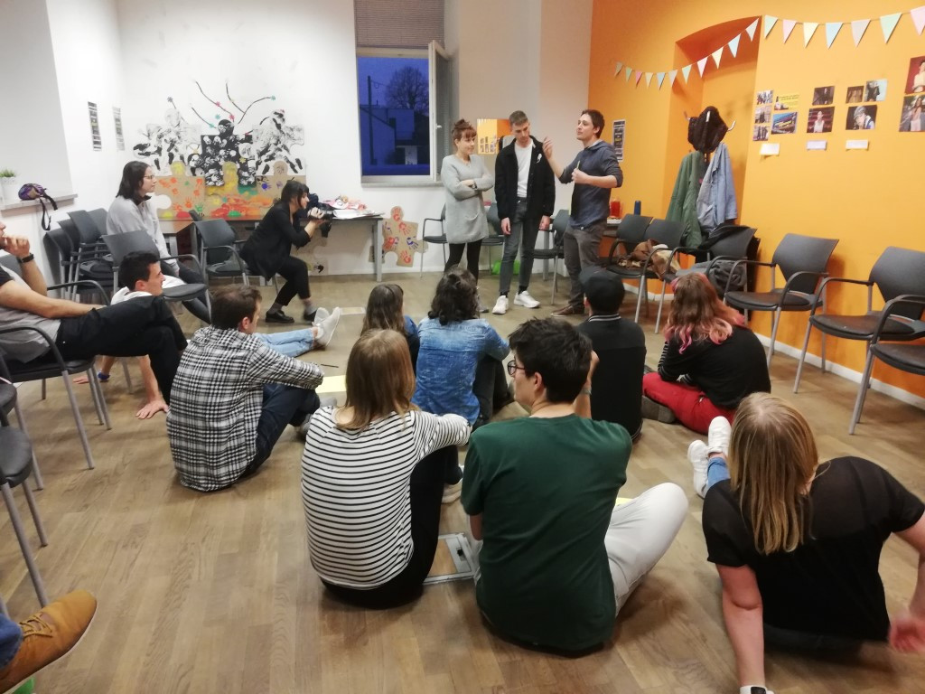 V MC KRŠKO OZAVEŠČALI O NASILJU NAD ŽENSKAMI