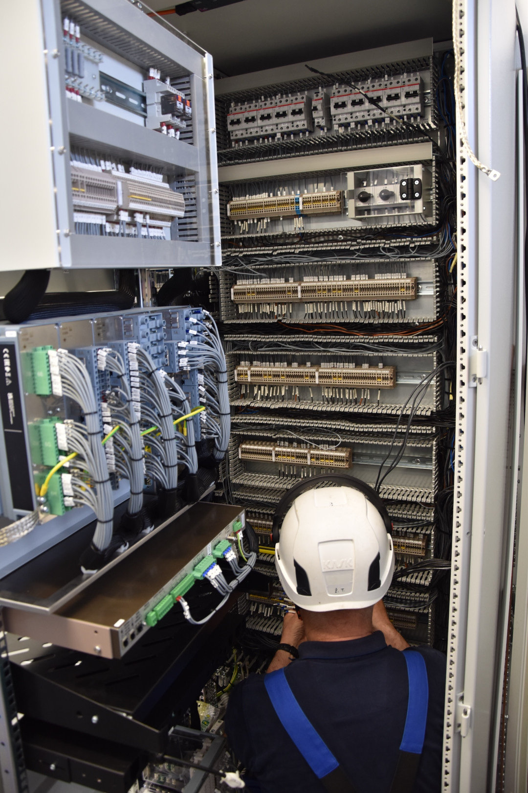 Implementacija zaščite pred izpadom ene faze in zamenjava sekundarne opreme v 110 kV in 400 kV poljih