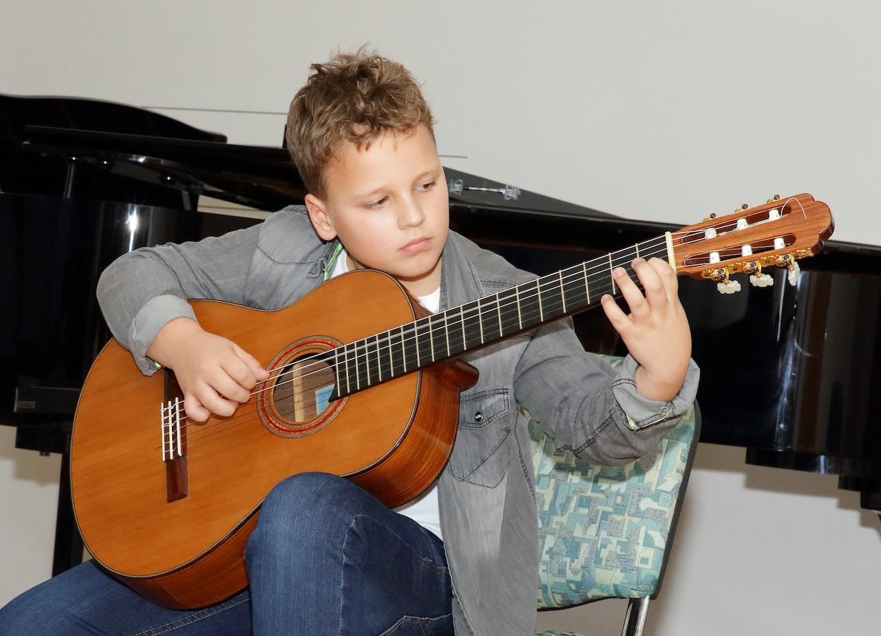 Božično-novoletni koncert učencev GŠ Brežice