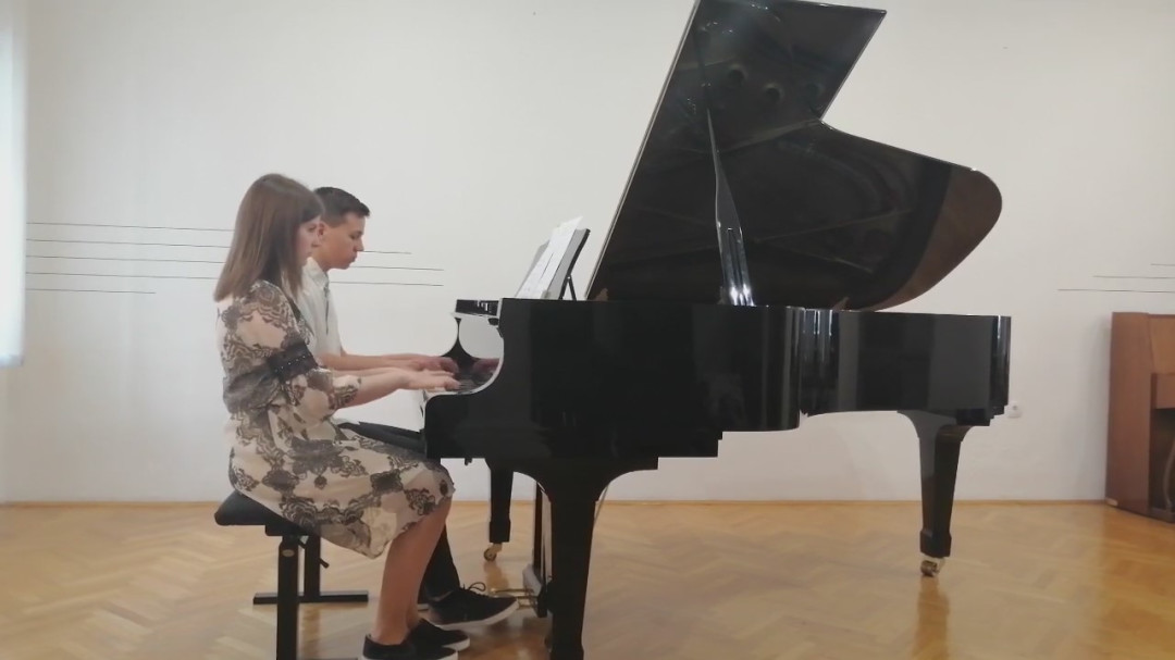 Koncert ob zaključku šolanja, Julija Smrekar in Vid Kolić