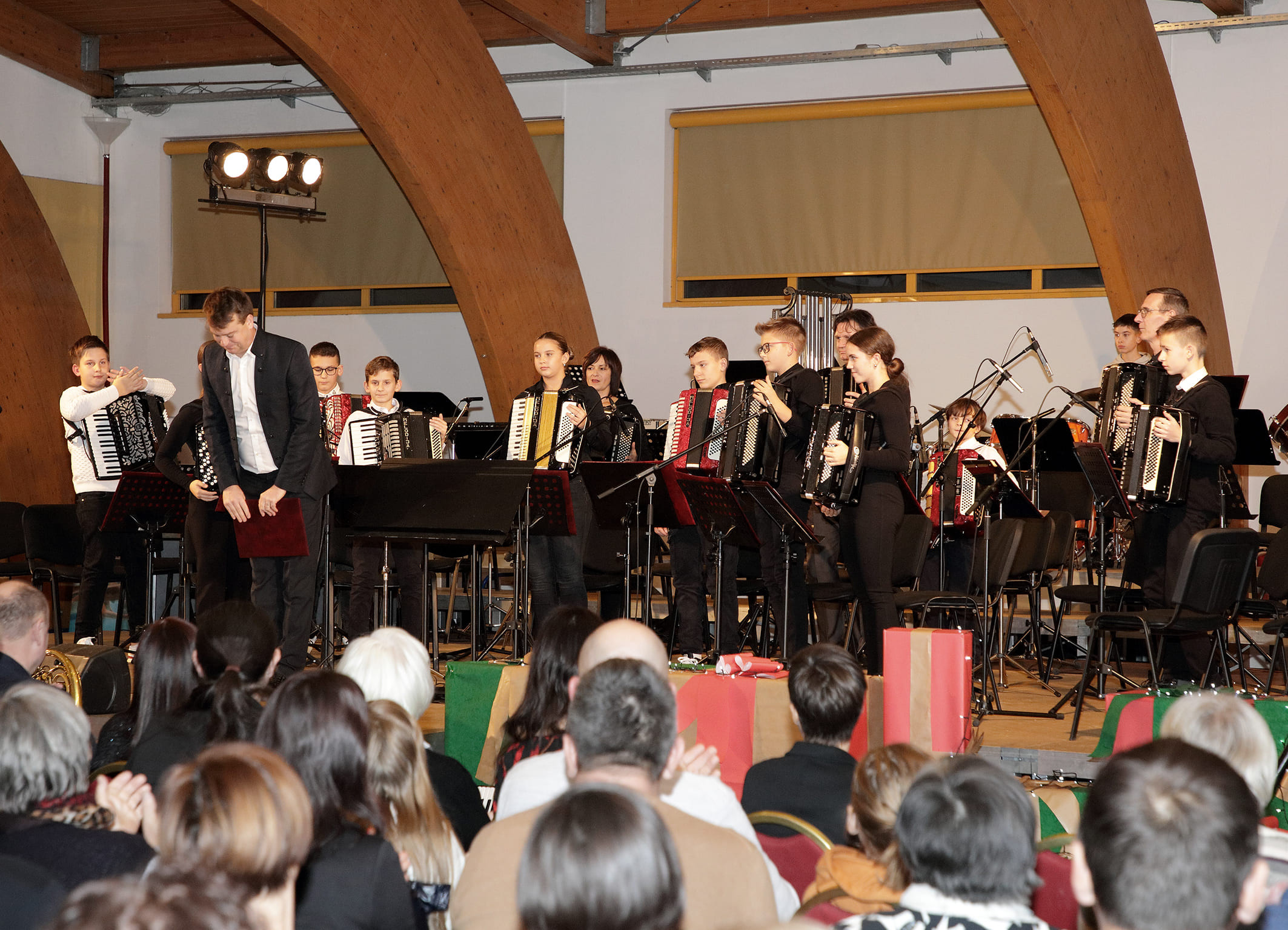 Koncert orkestrov in zbora