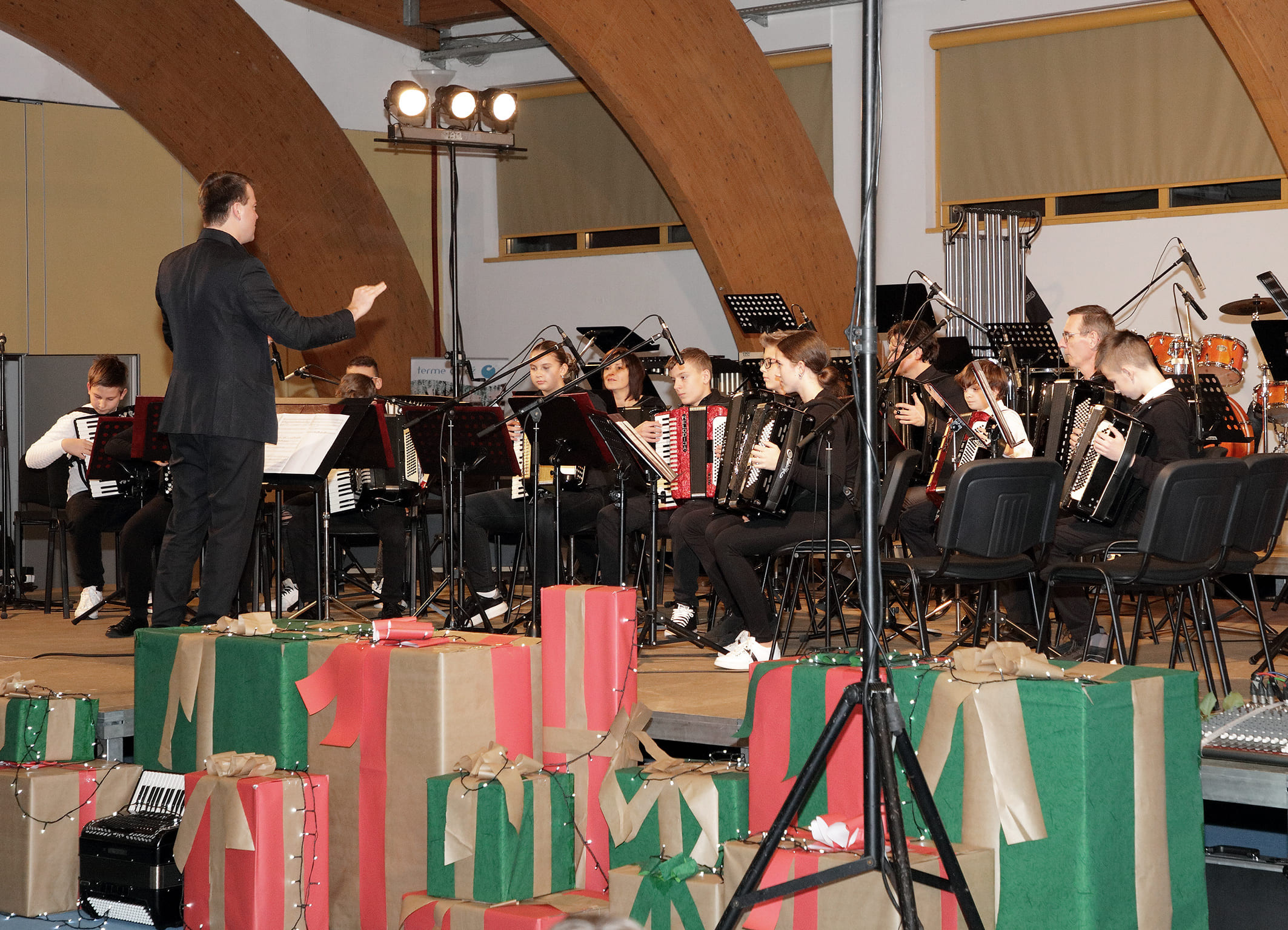 Koncert orkestrov in zbora