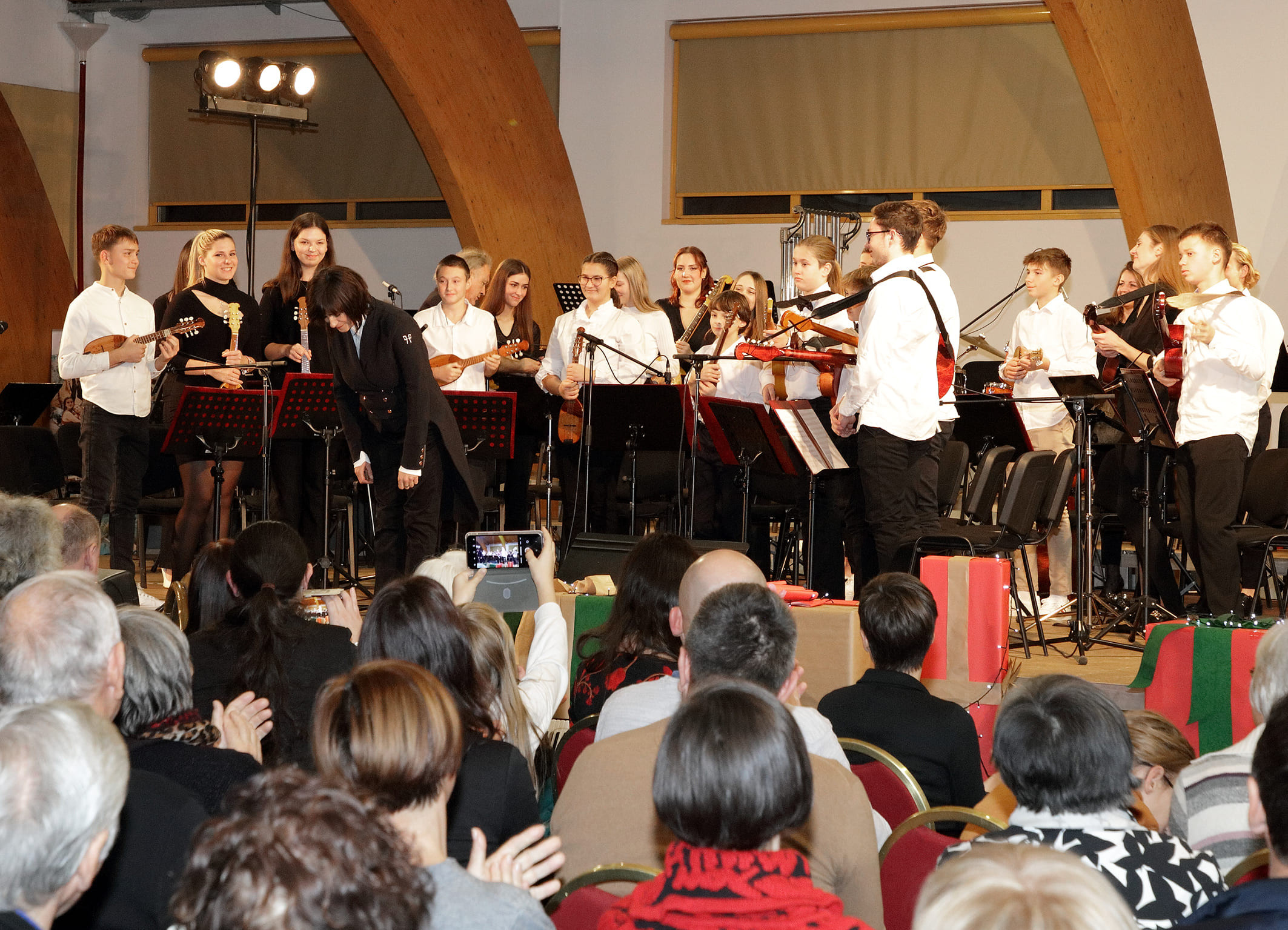 Koncert orkestrov in zbora