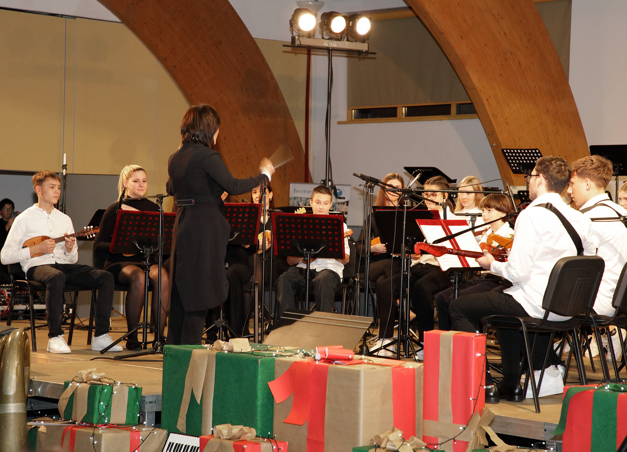 Koncert orkestrov in zbora