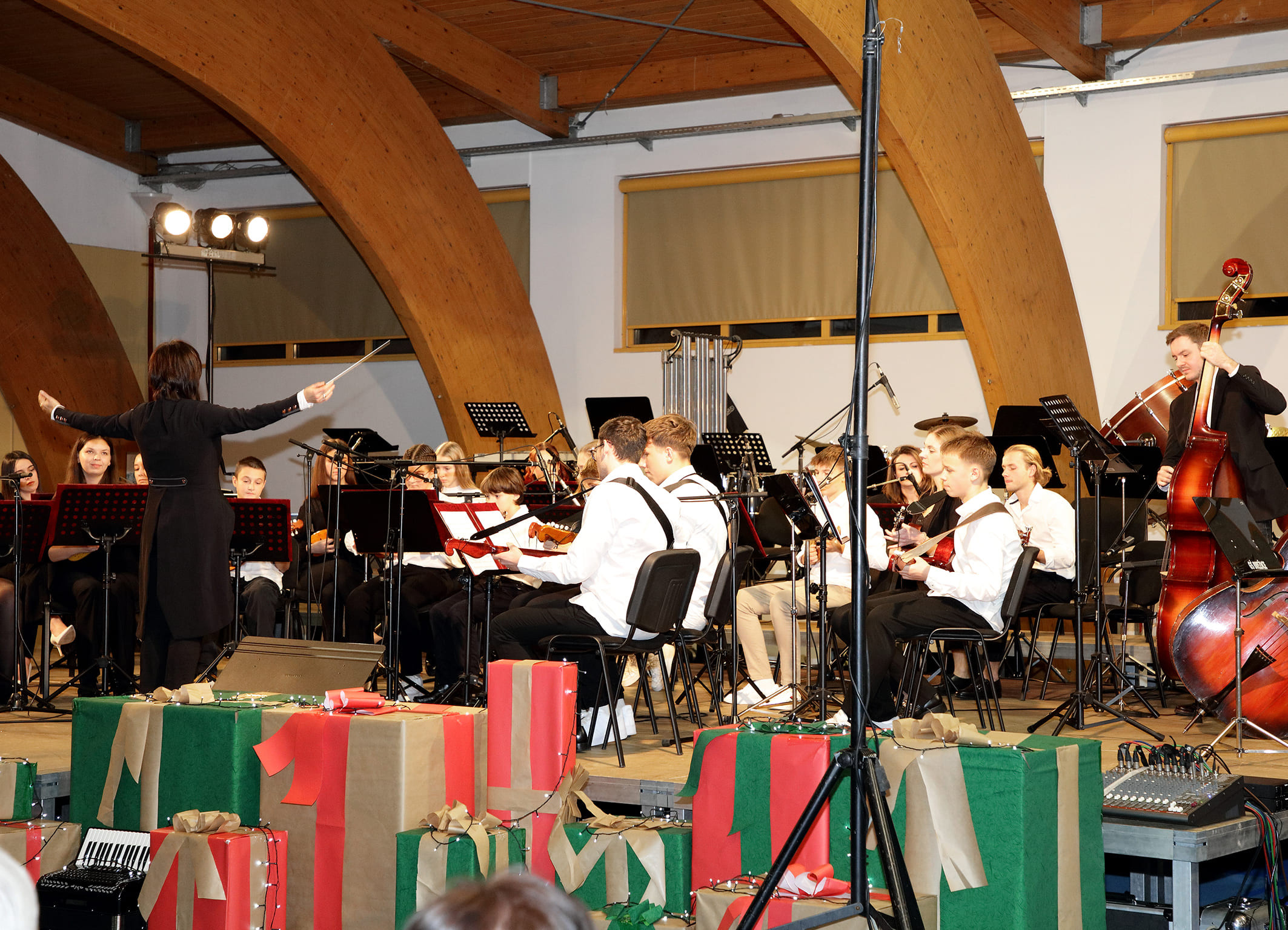 Koncert orkestrov in zbora