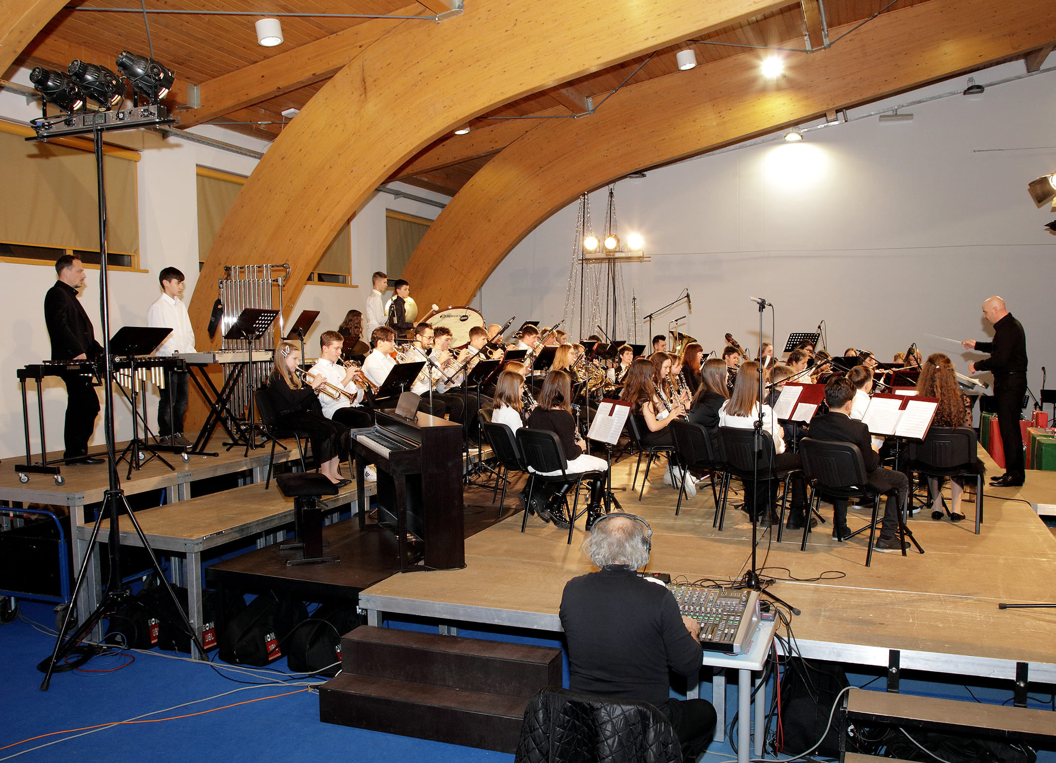 Koncert orkestrov in zbora