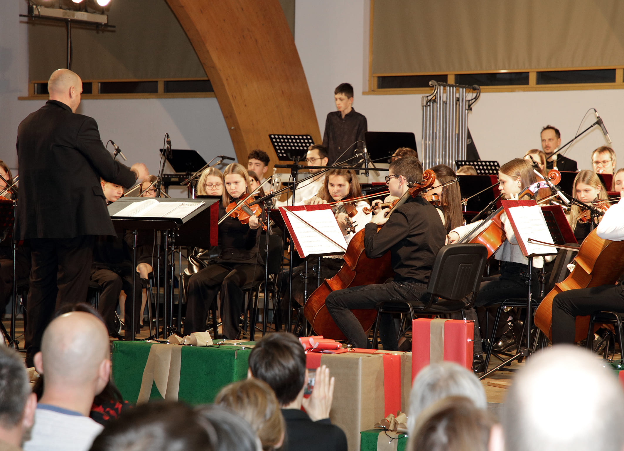 Koncert orkestrov in zbora