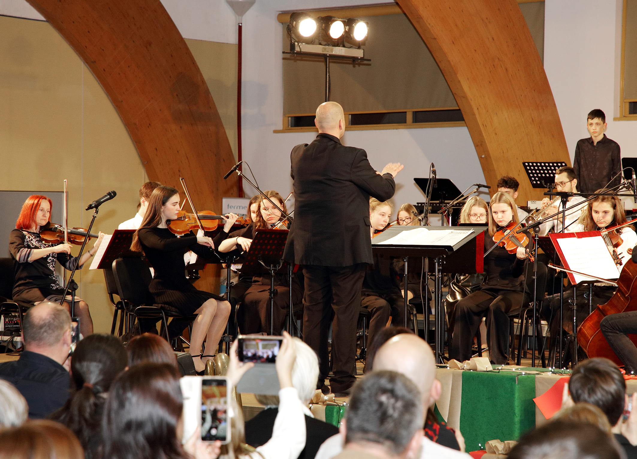 Koncert orkestrov in zbora