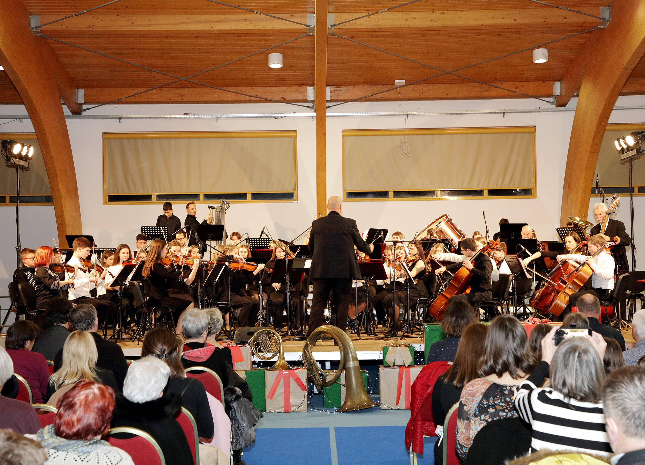 Koncert orkestrov in zbora