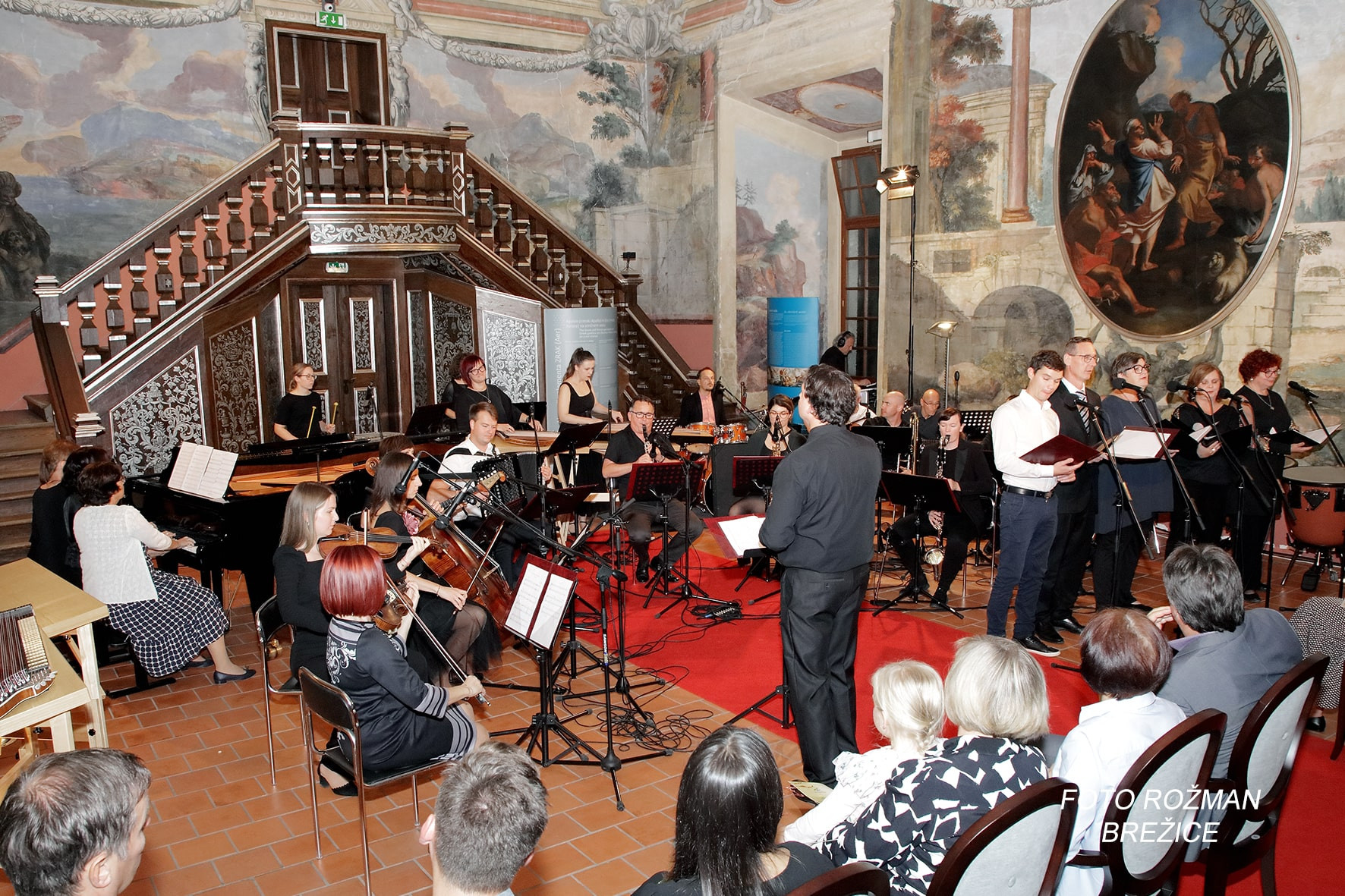 Učiteljski zbor Glasbene šole Brežice s koncertom obeležil svetovni dan učiteljev