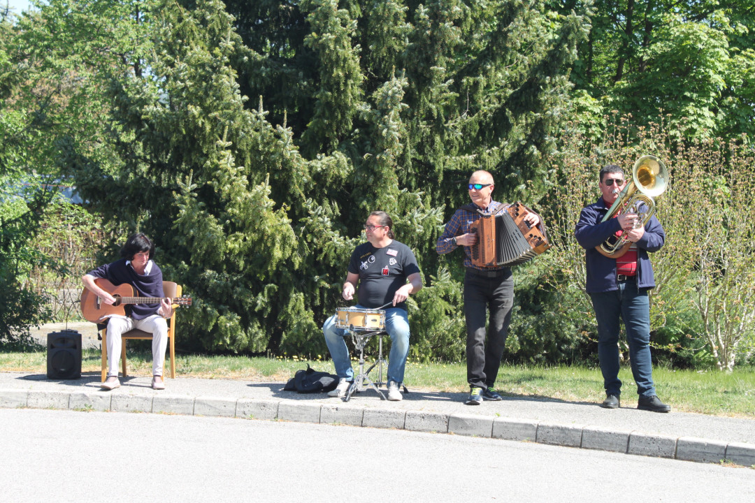 Naši učitelji zaigrali pred Domom upokojencev Krško