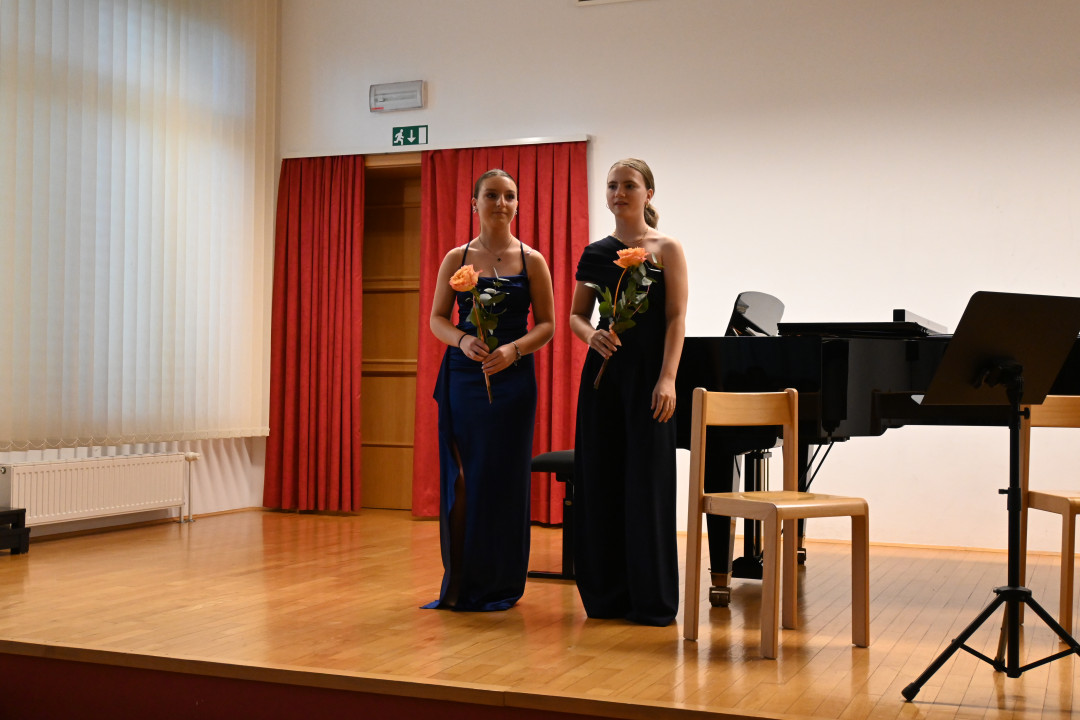 Zaključni nastop Eve Sotošek in Julie Ban