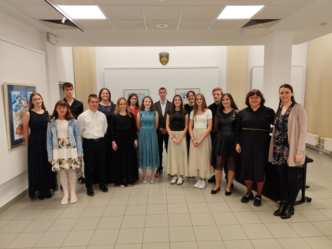 Interni razredni nastop učencev petja