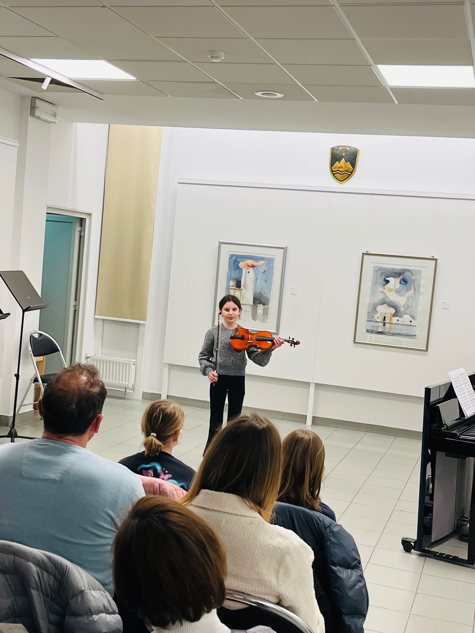 Mladi glasbeniki nastopajo v galeriji - 1. koncert