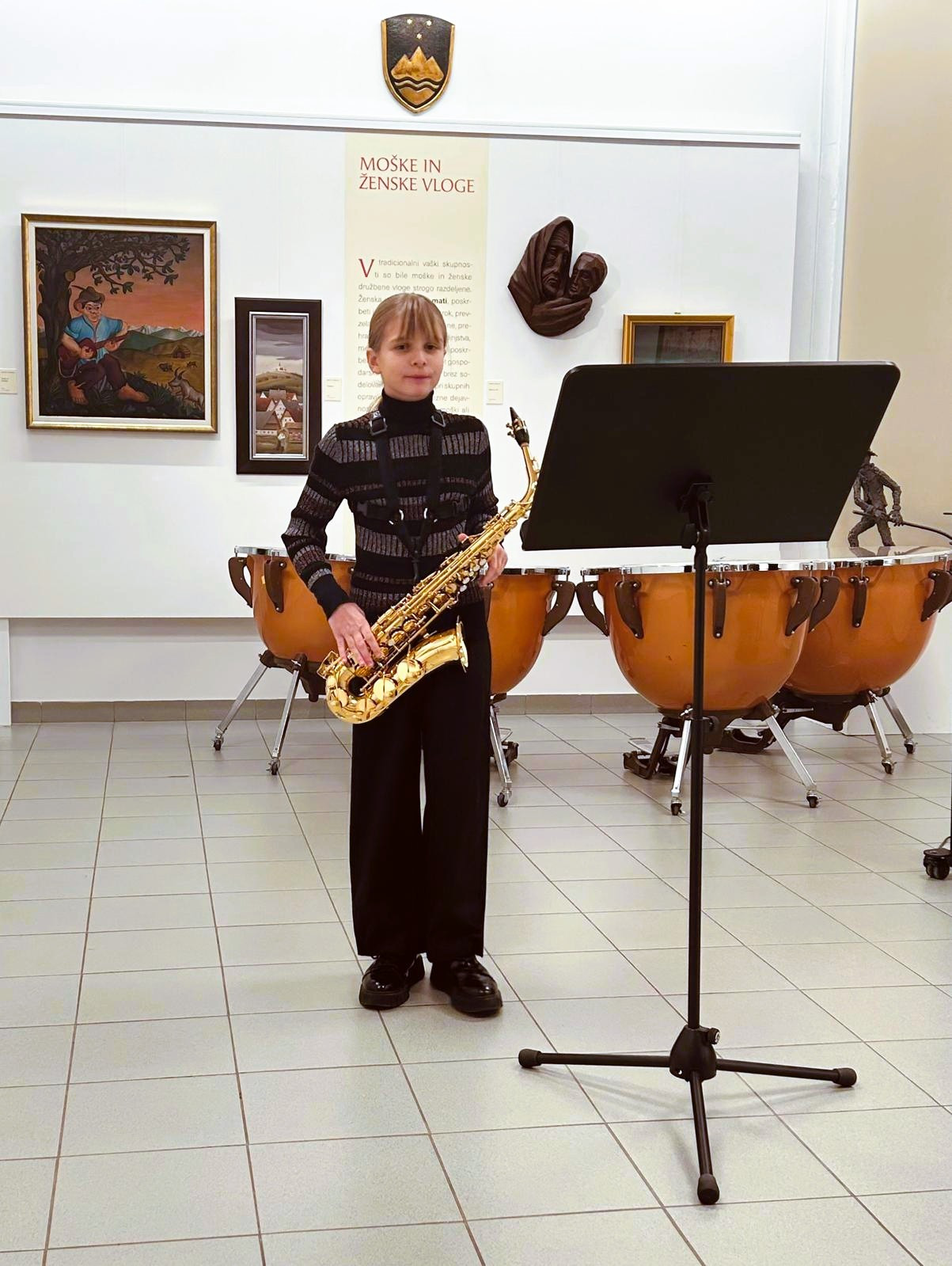 Mladi glasbeniki nastopajo v galeriji, 1. koncert