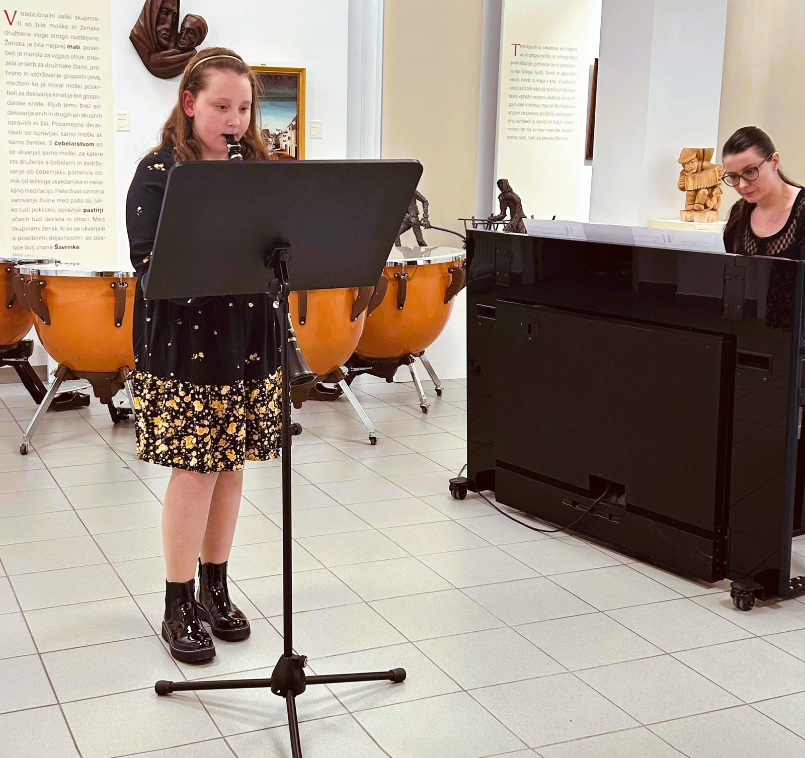 Mladi glasbeniki nastopajo v galeriji, 1. koncert