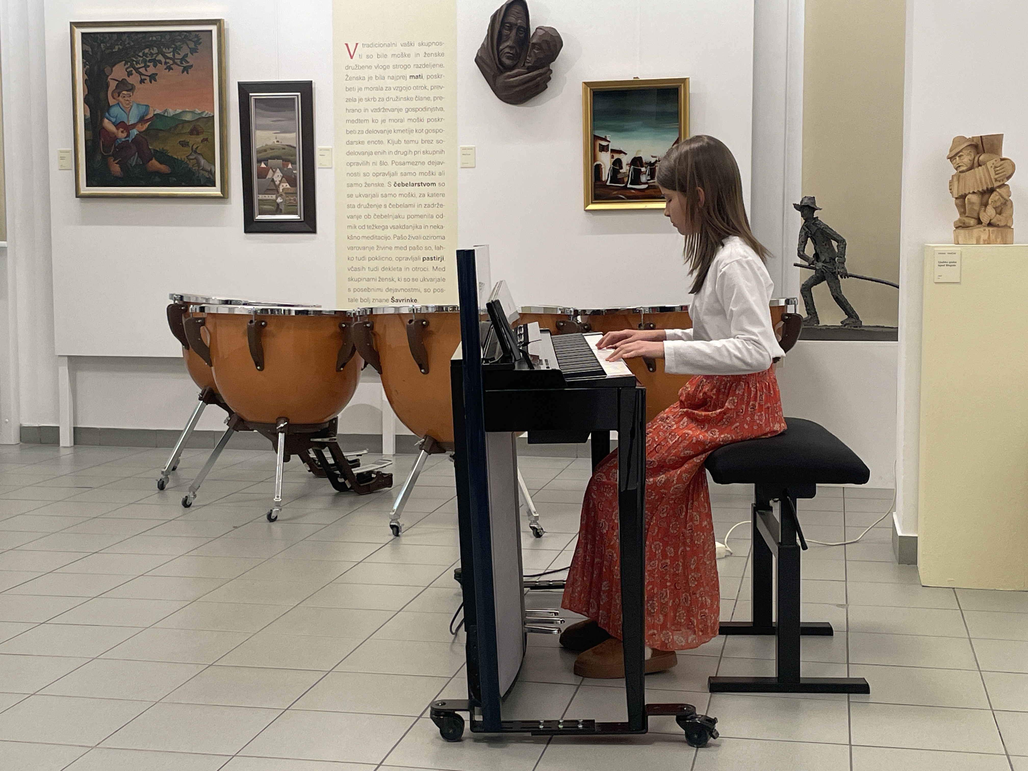 Mladi glasbeniki nastopajo v galeriji, 1. koncert