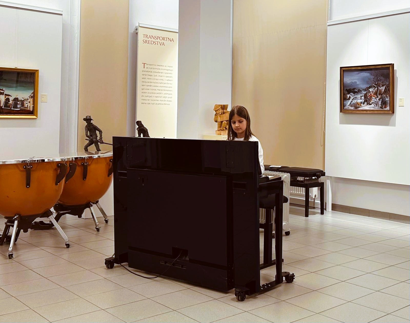 Mladi glasbeniki nastopajo v galeriji, 1. koncert