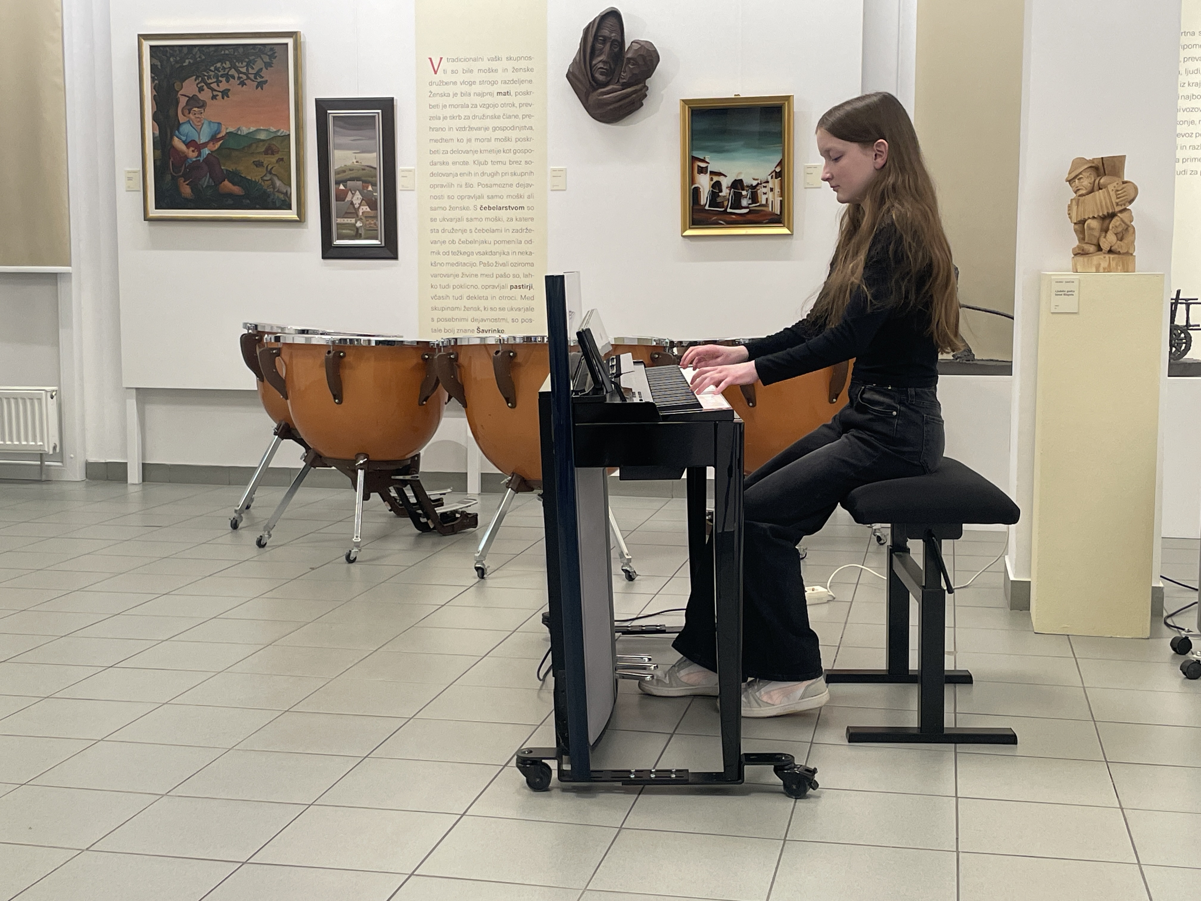 Mladi glasbeniki nastopajo v galeriji, 1. koncert