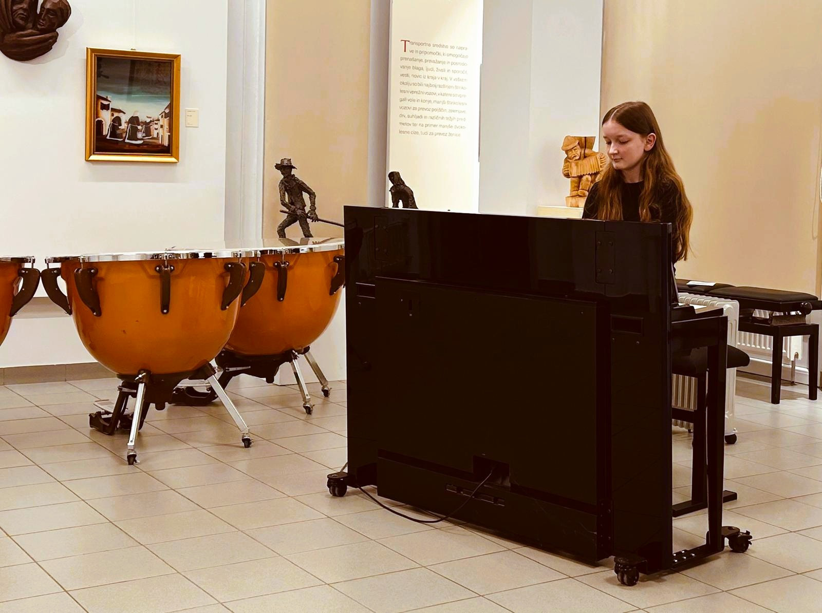 Mladi glasbeniki nastopajo v galeriji, 1. koncert