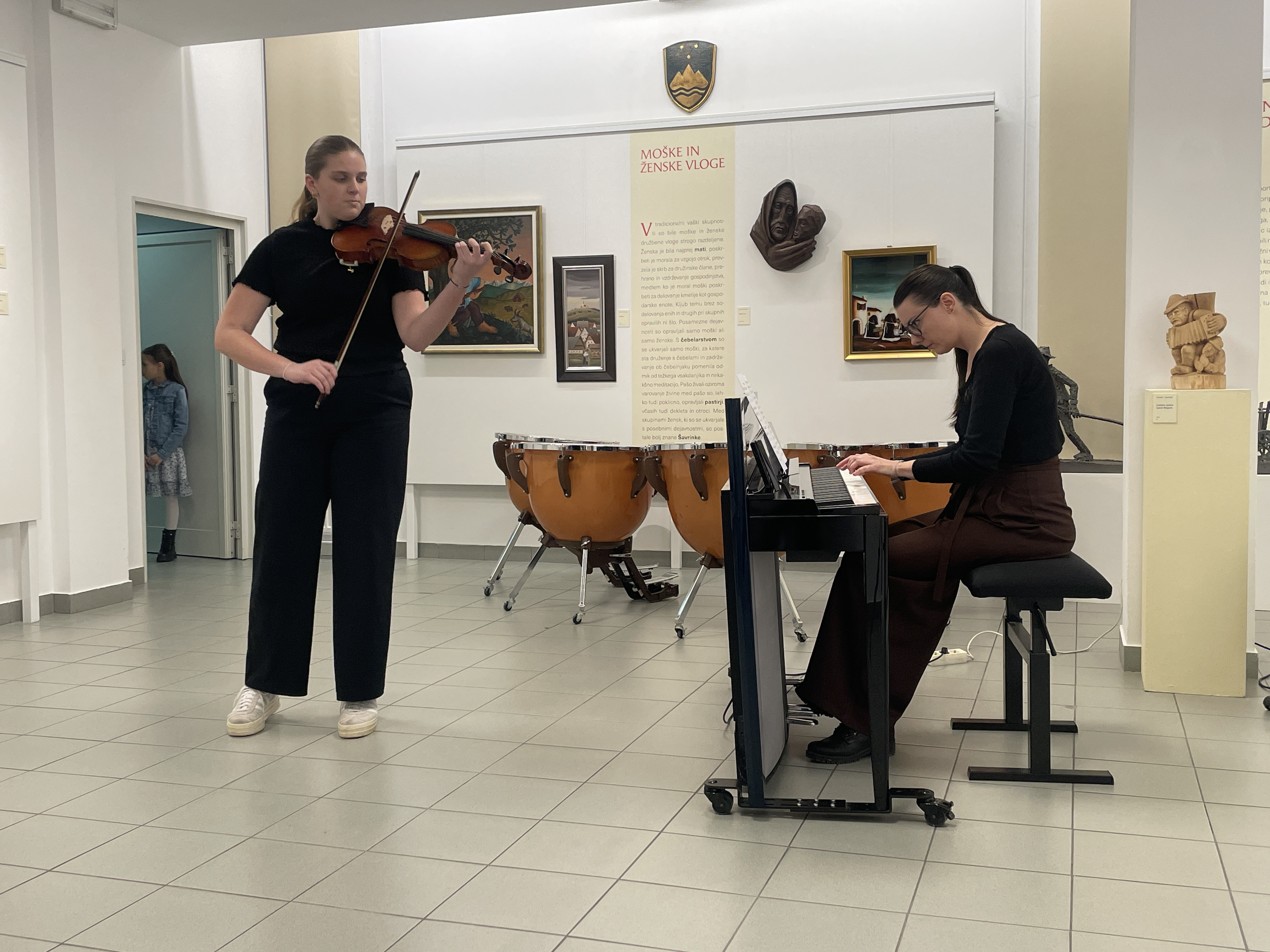 Mladi glasbeniki nastopajo v galeriji, 1. koncert