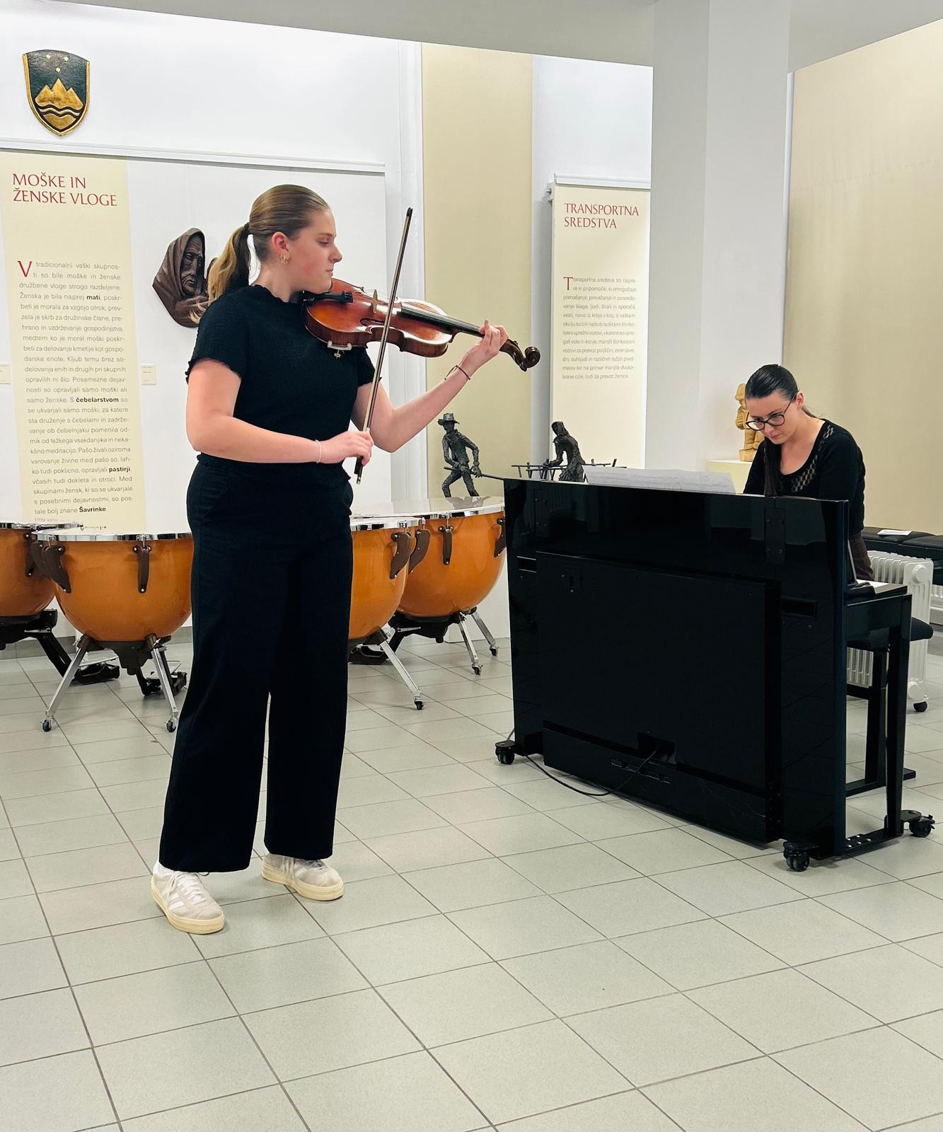 Mladi glasbeniki nastopajo v galeriji, 1. koncert