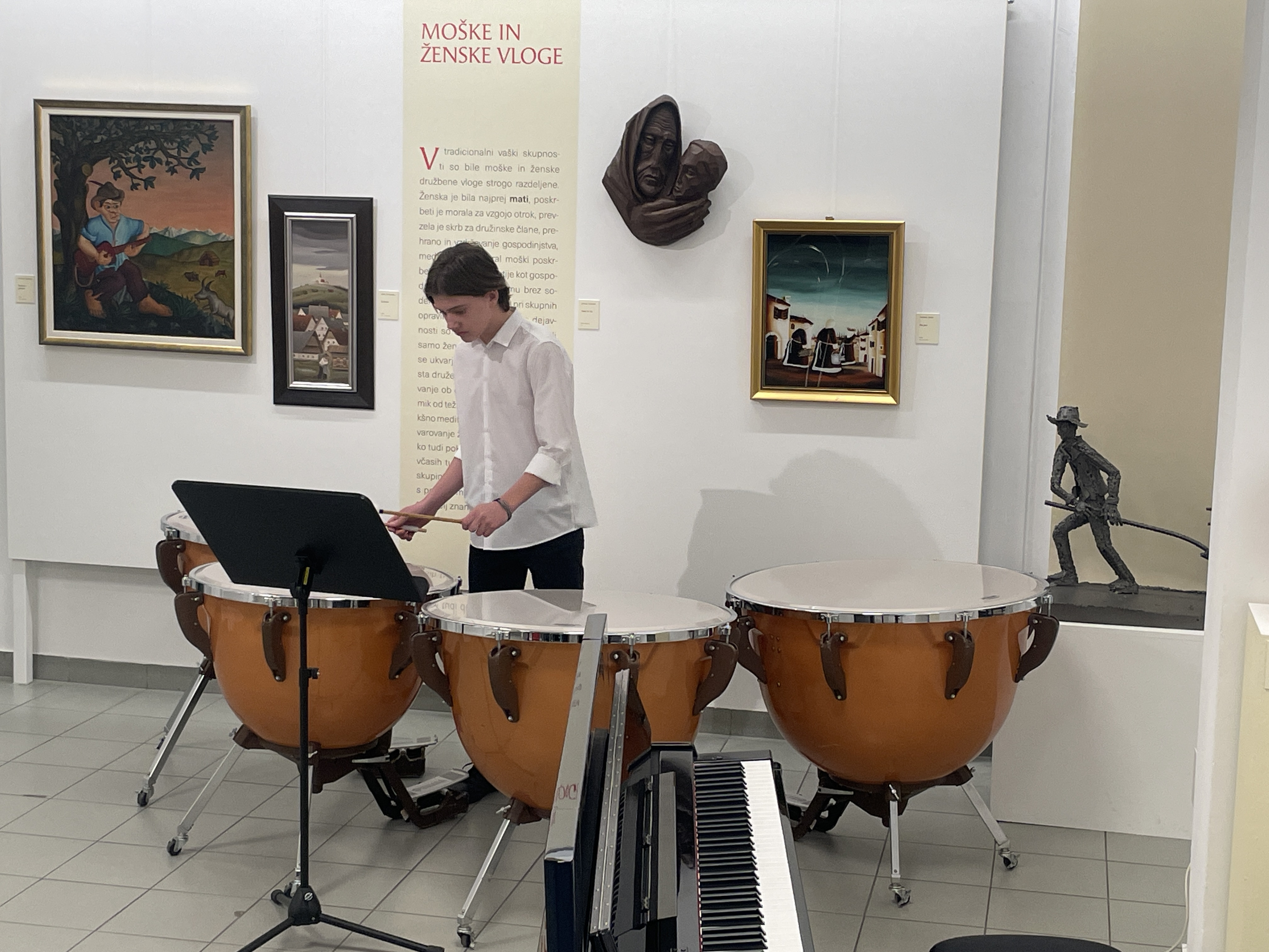 Mladi glasbeniki nastopajo v galeriji, 1. koncert