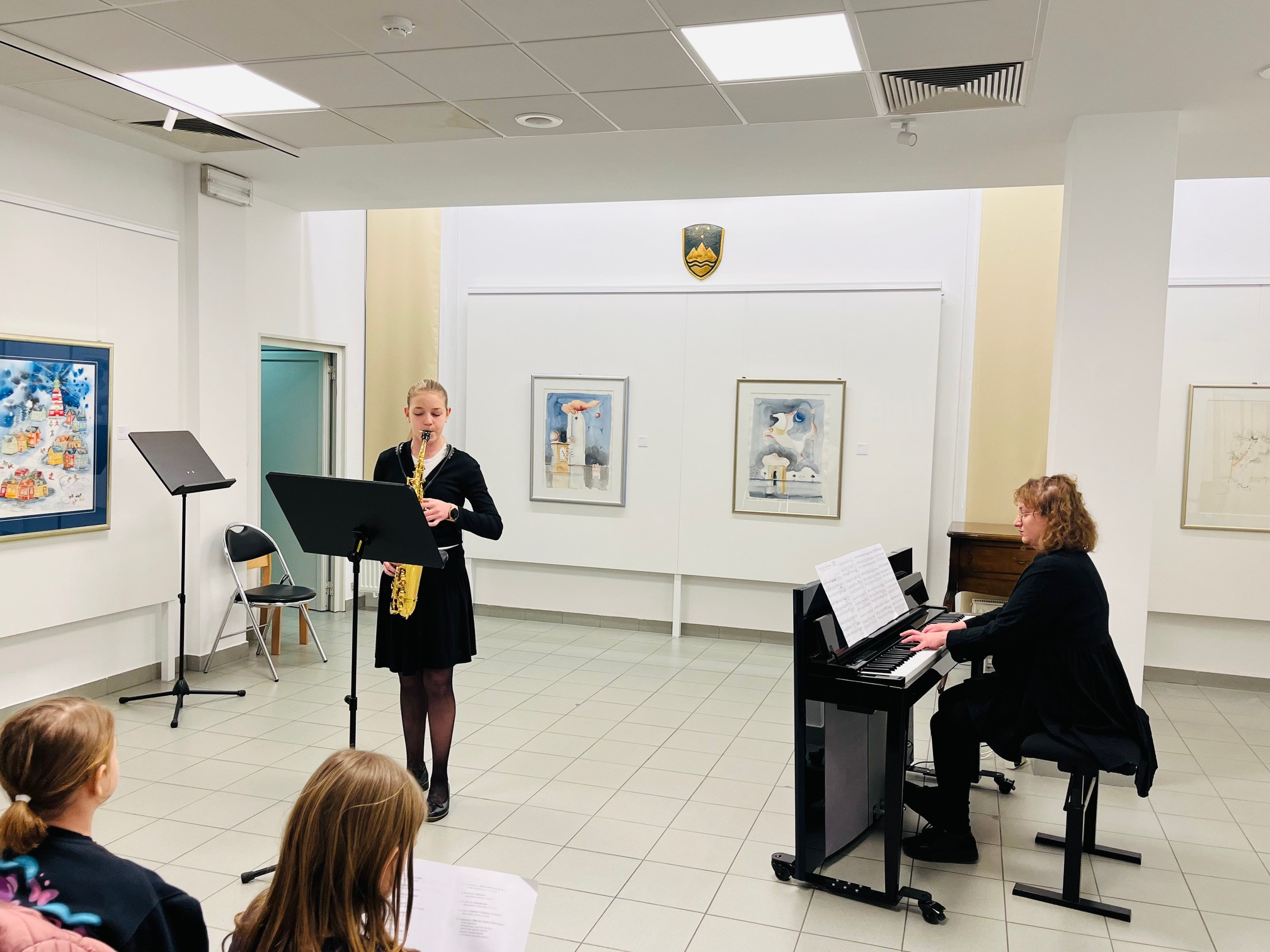 Mladi glasbeniki nastopajo v galeriji - 1. koncert