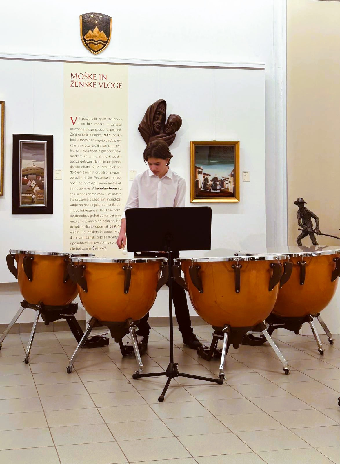 Mladi glasbeniki nastopajo v galeriji, 1. koncert