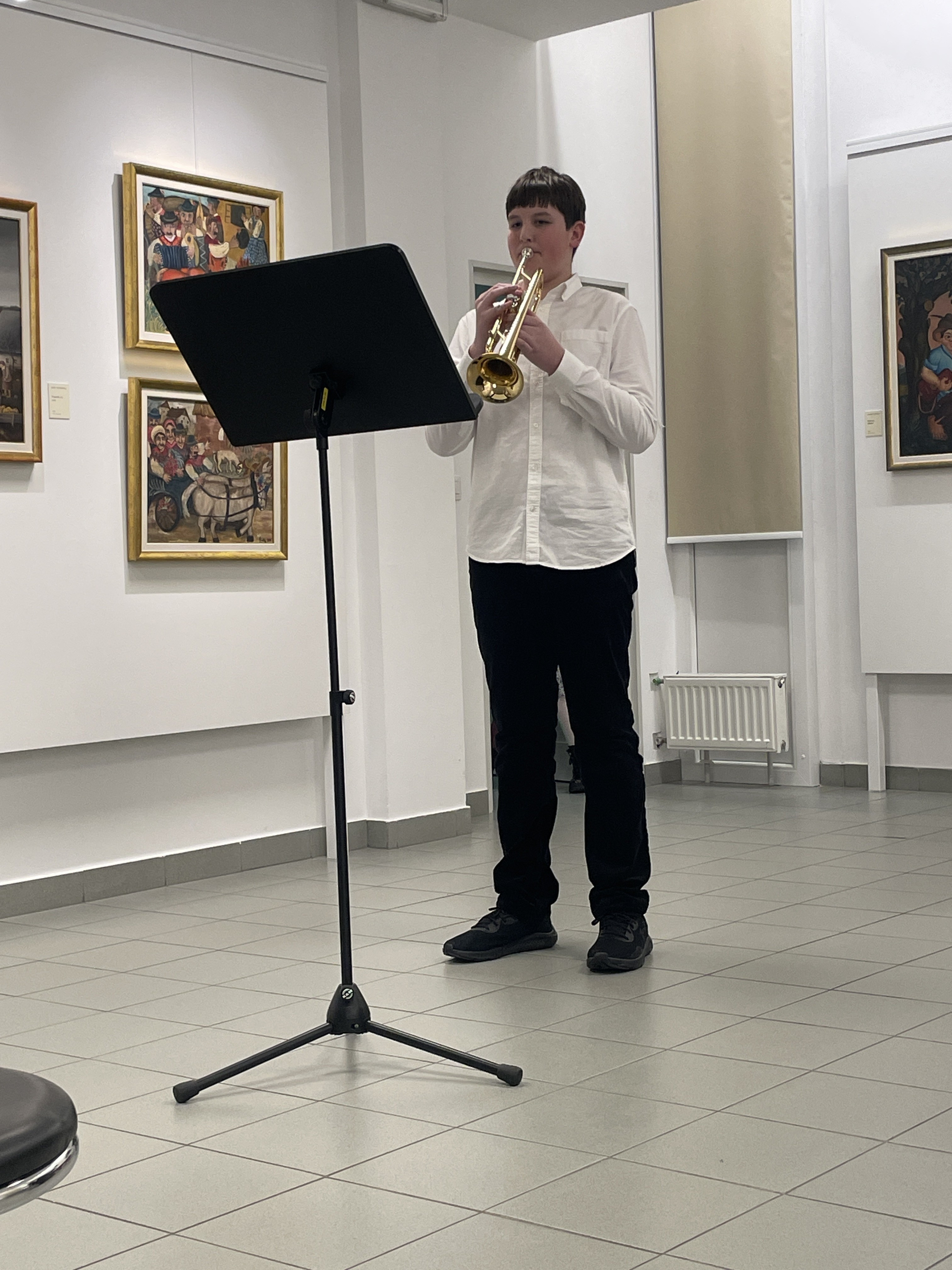 Mladi glasbeniki nastopajo v galeriji, 1. koncert