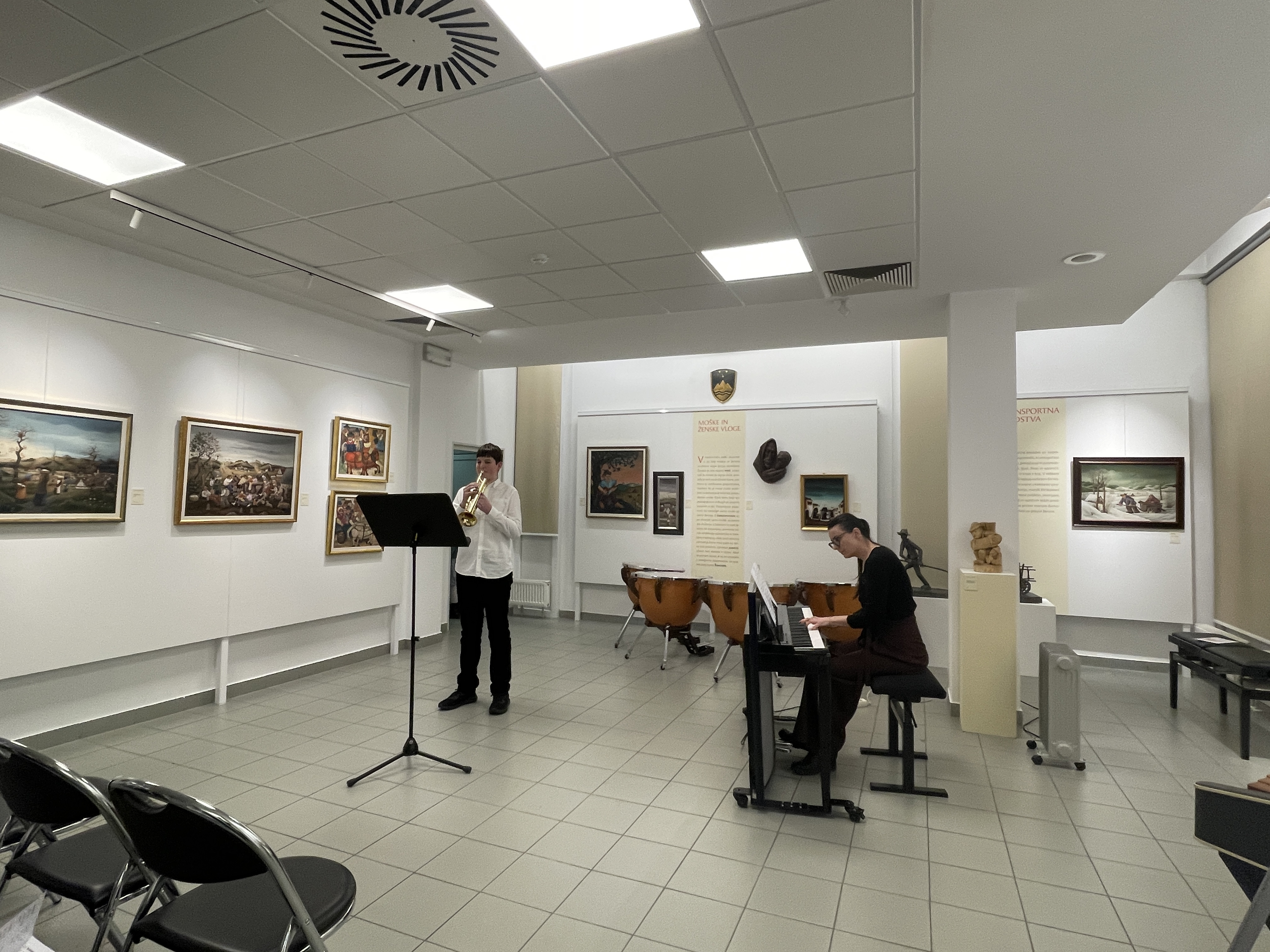 Mladi glasbeniki nastopajo v galeriji, 1. koncert