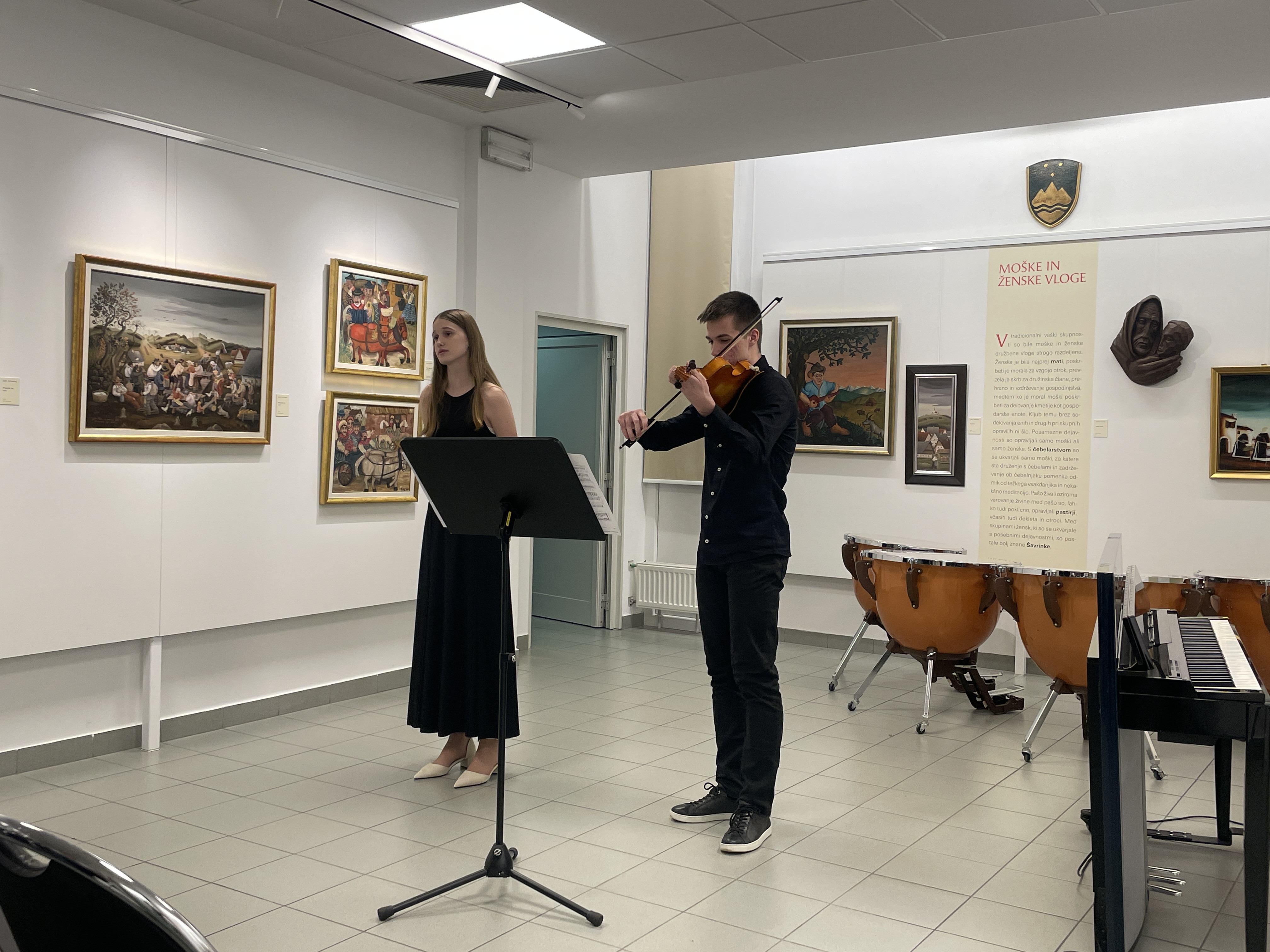 Mladi glasbeniki nastopajo v galeriji, 1. koncert