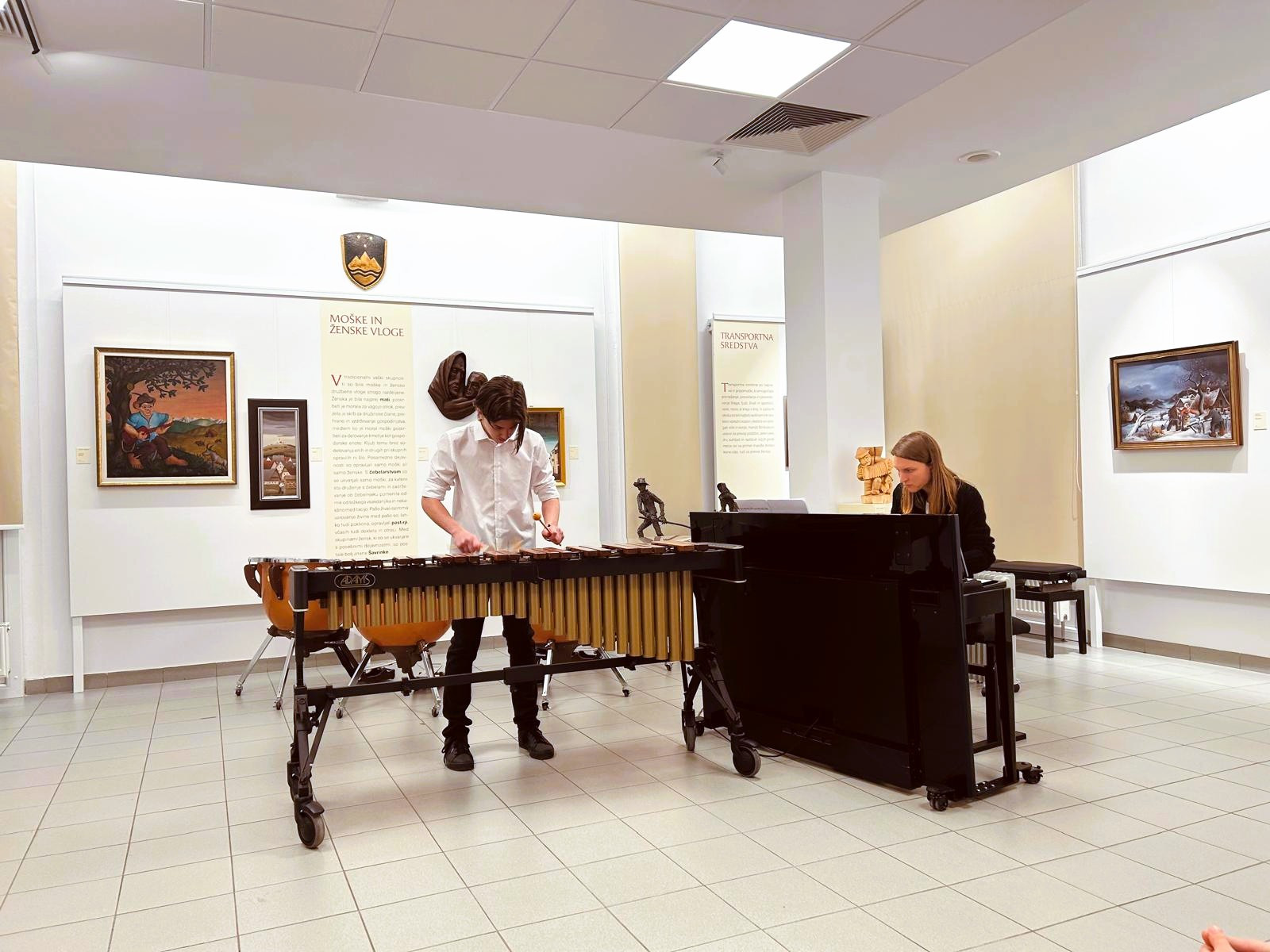 Mladi glasbeniki nastopajo v galeriji, 1. koncert