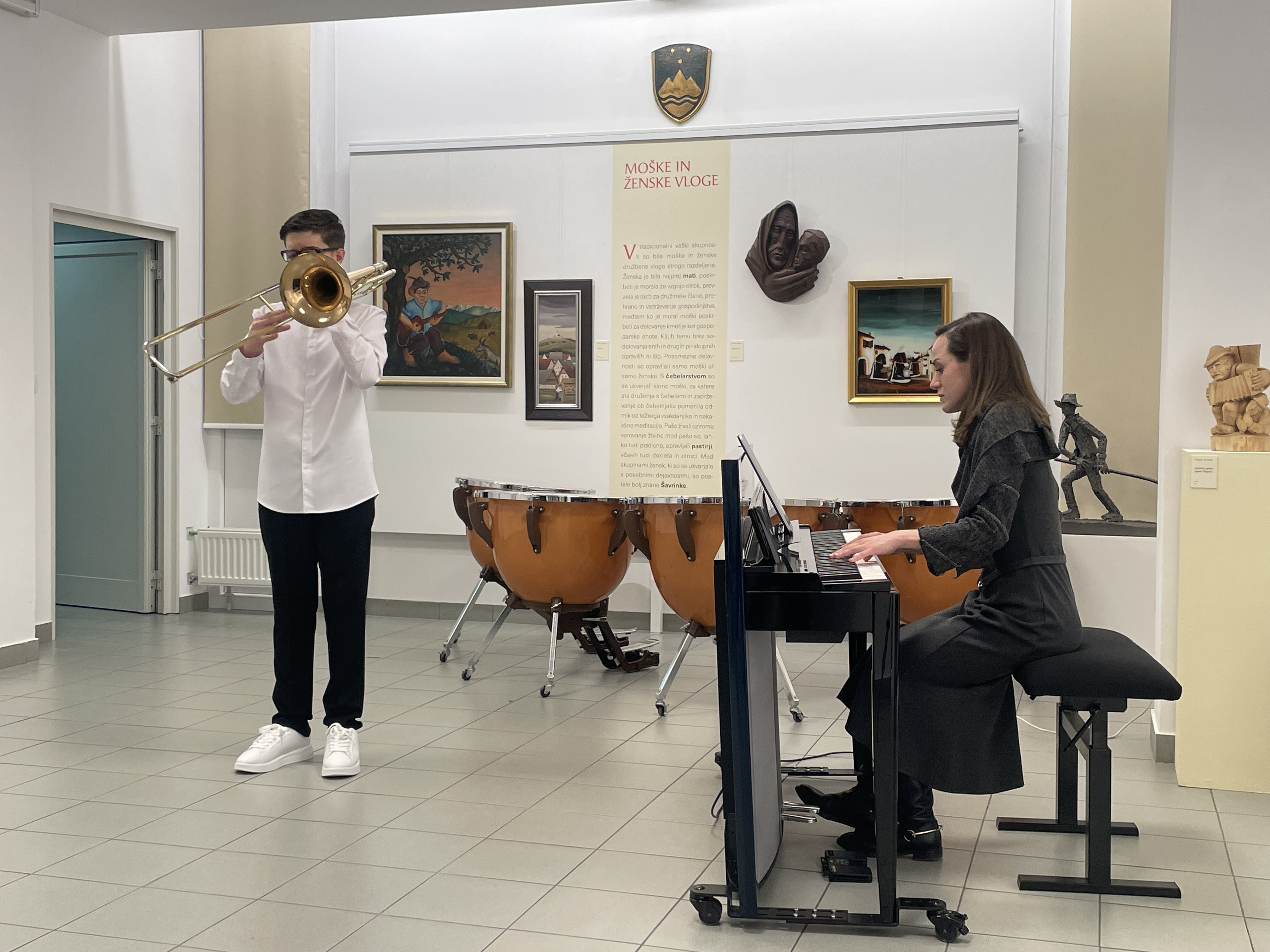 Mladi glasbeniki nastopajo v galeriji, 1. koncert