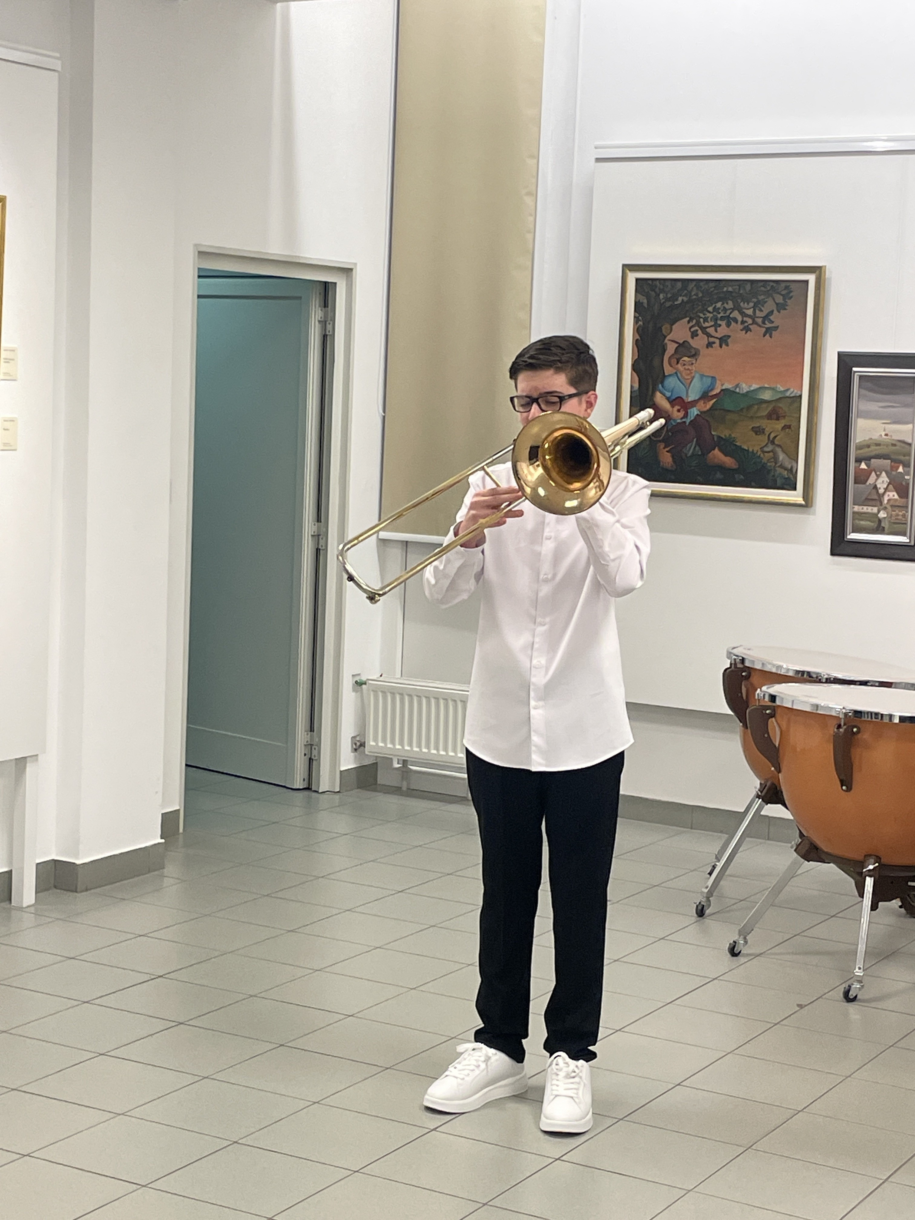 Mladi glasbeniki nastopajo v galeriji, 1. koncert