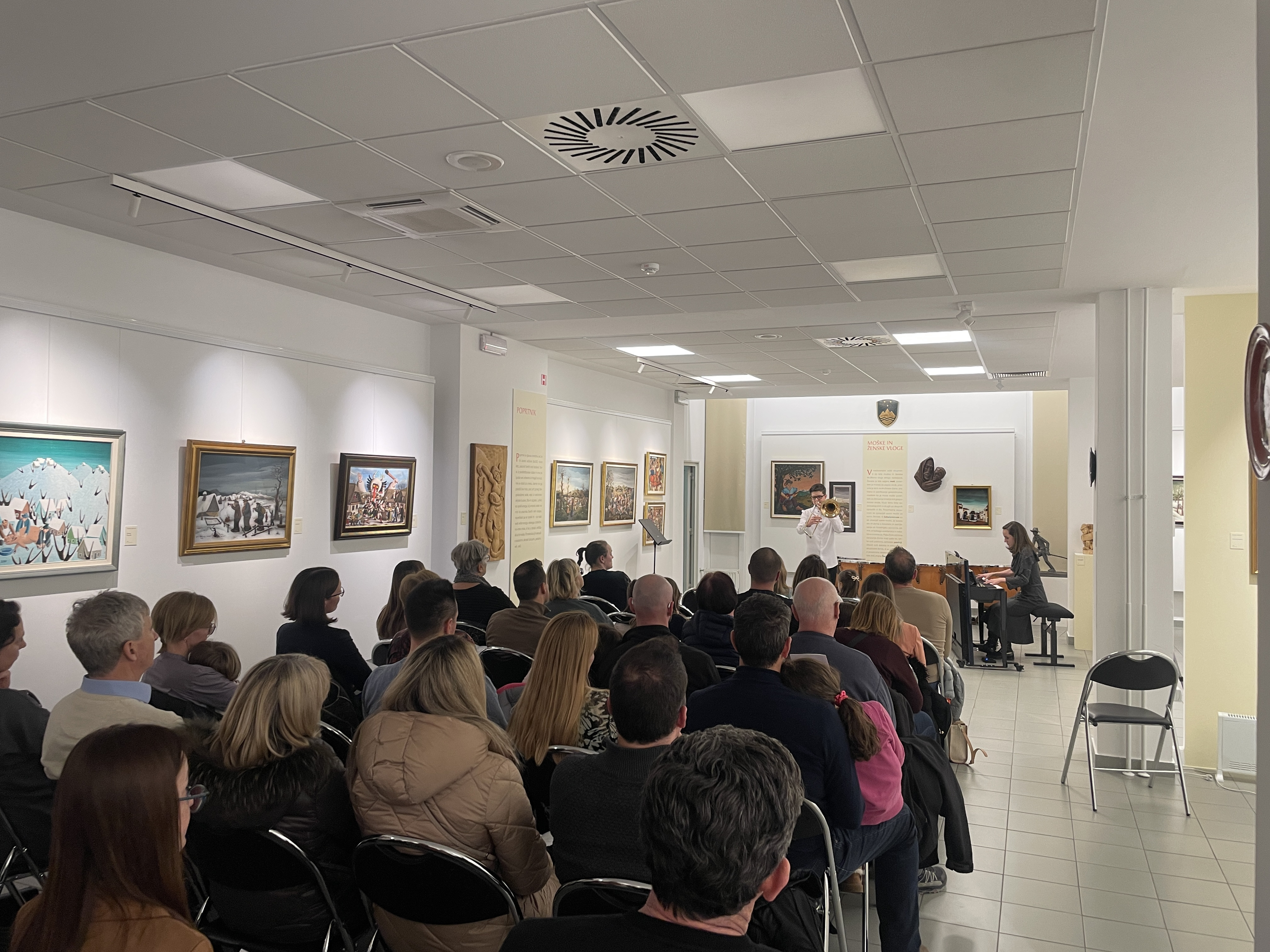 Mladi glasbeniki nastopajo v galeriji, 1. koncert